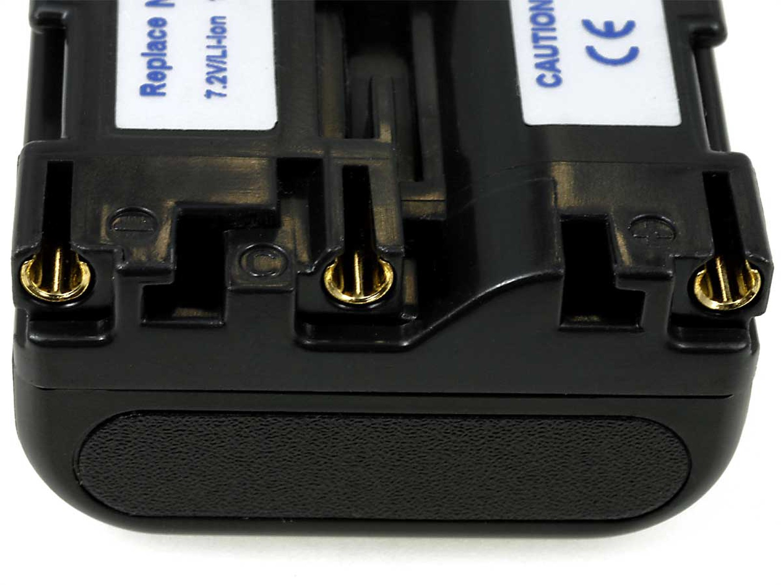Primer plano de una batería negra. Tiene conectores dorados y una base texturizada.