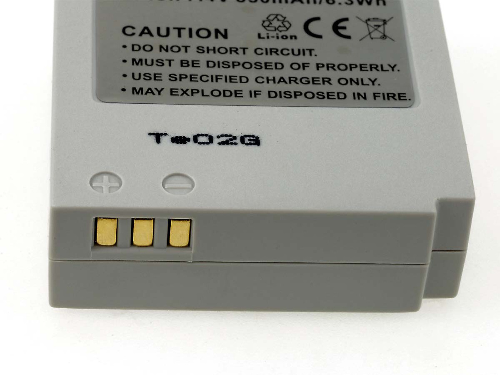 Primer plano de una batería gris con conectores dorados y texto de precaución.