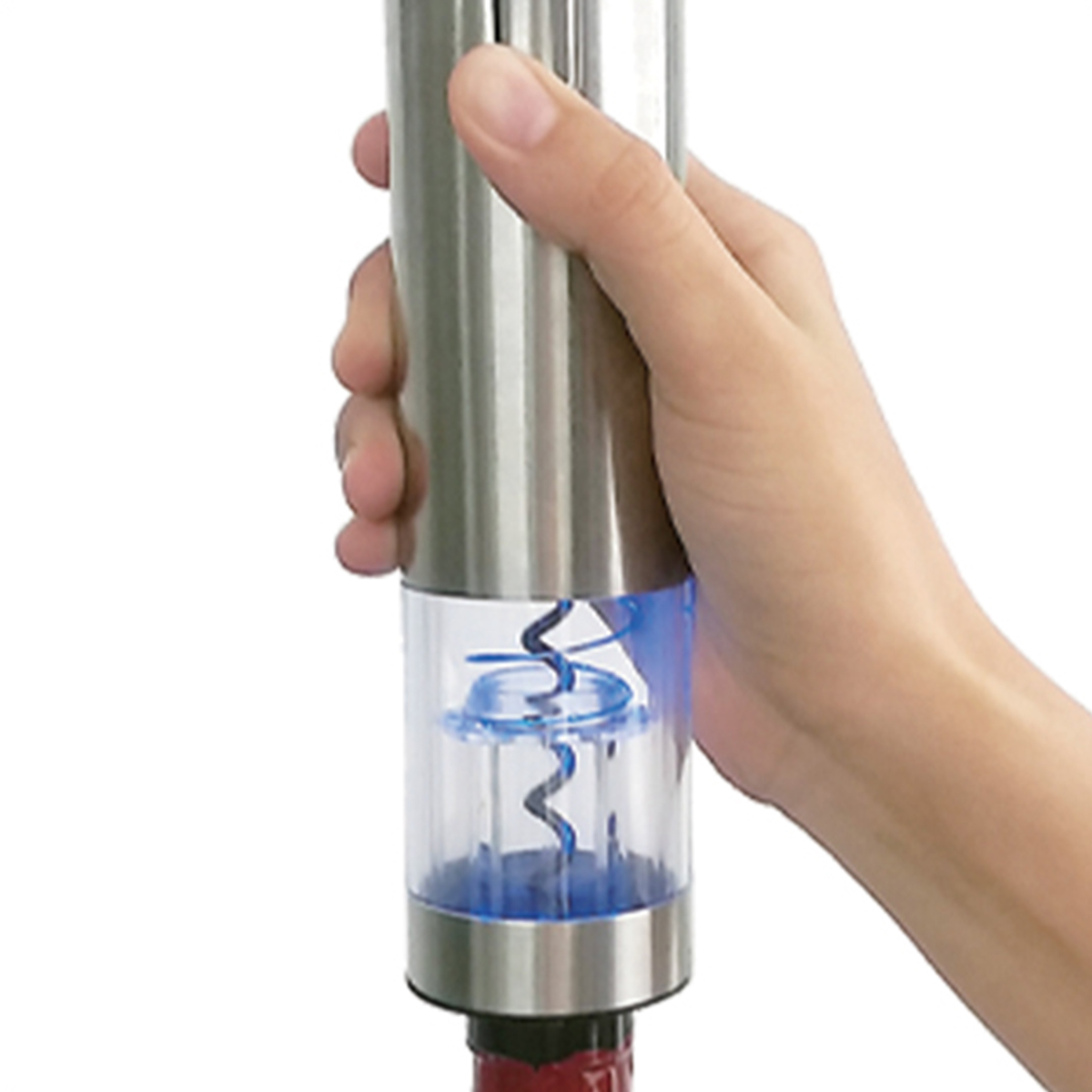 Una mano sostiene un abridor de vino eléctrico plateado, con una luz azul iluminando el sacacorchos.