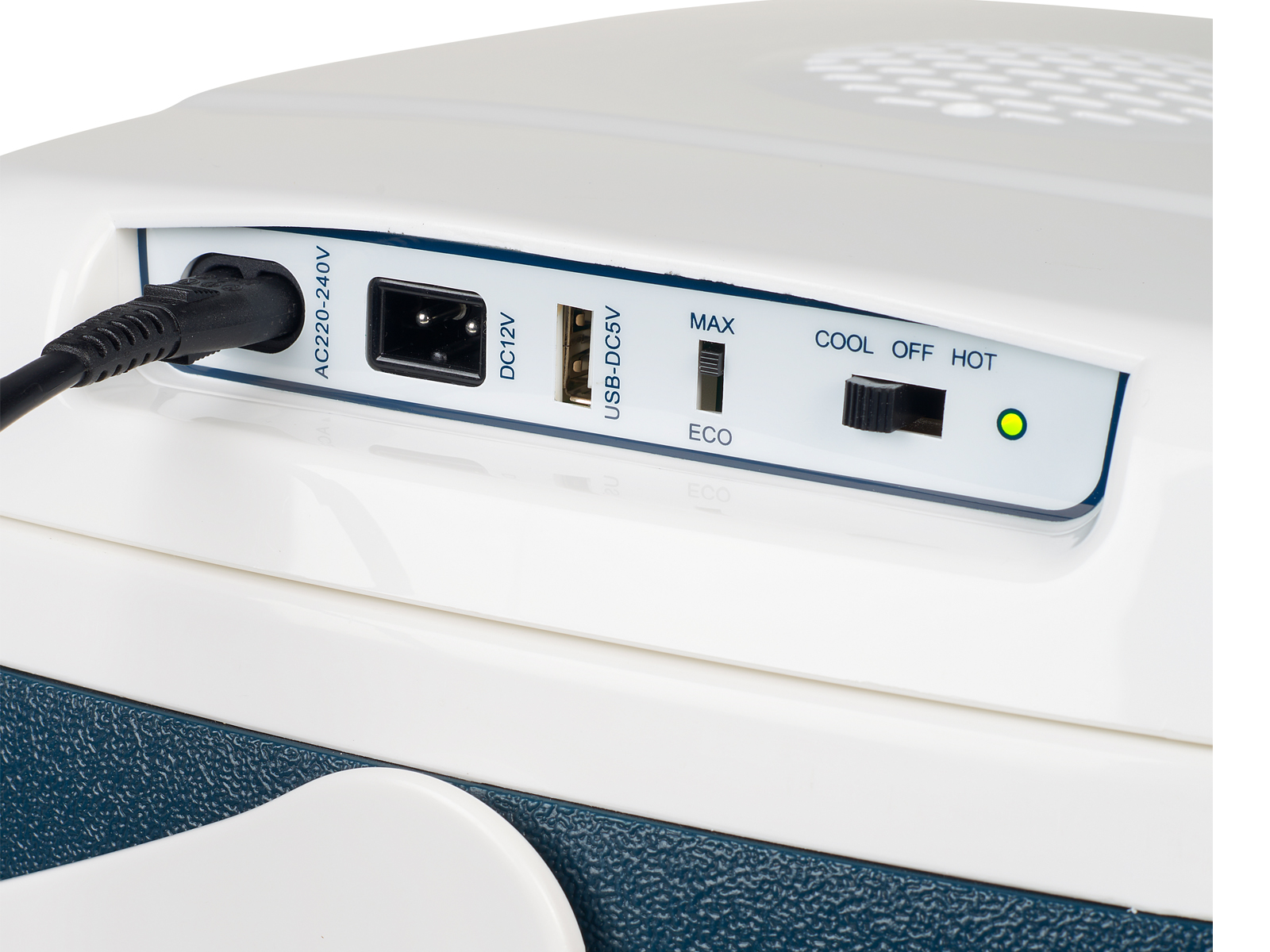Nahaufnahme des Bedienfelds eines Kühlers. Es hat Stromeingang, USB und einen Schalter mit 'COOL OFF HOT'.