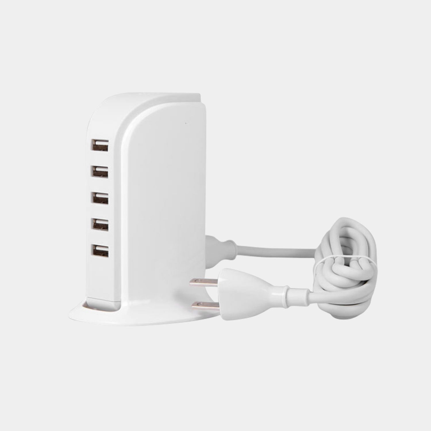 Weiße USB-Ladestation mit mehreren Anschlüssen und einem Kabel. Weißer Hintergrund.