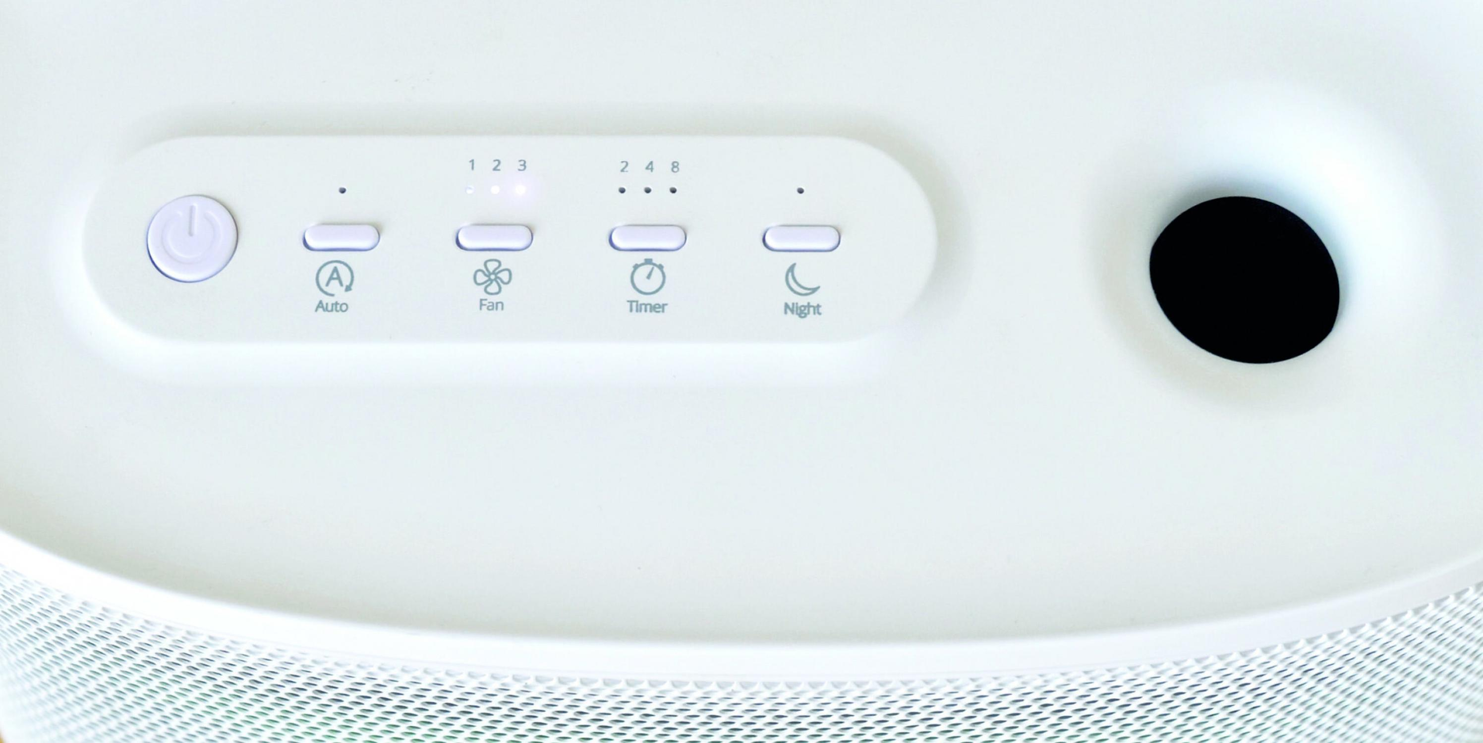 Panel de control del purificador de aire. Blanco con botones: encendido, auto, ventilador...