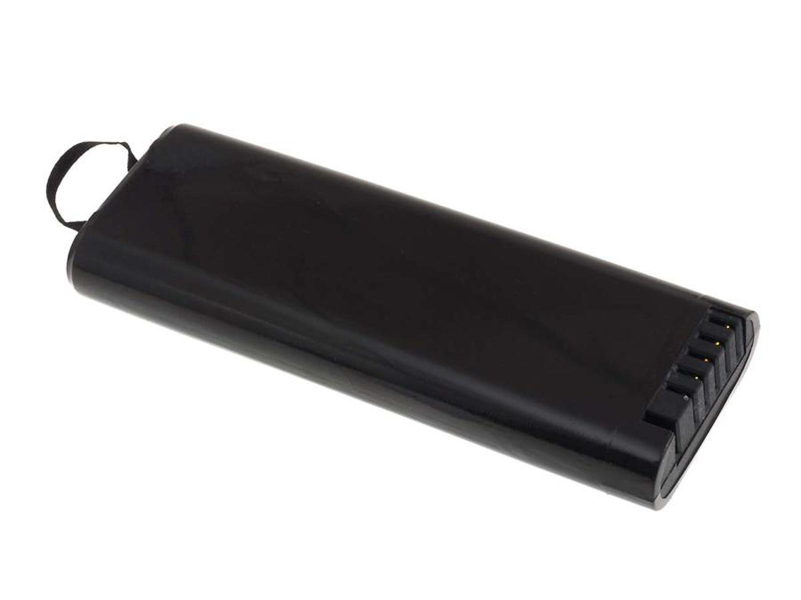 Batería rectangular negra con asa negra. La forma es larga y delgada.