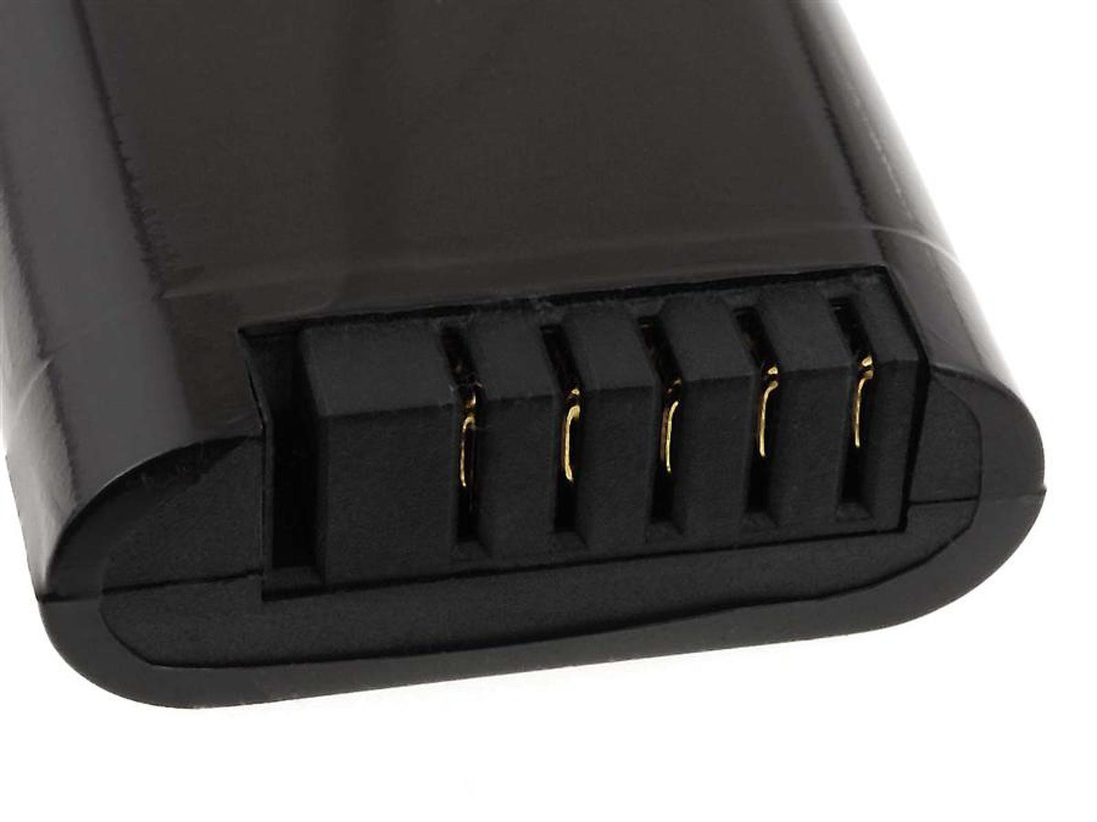 Primer plano de un conector de batería negro con contactos dorados. El conector está en ángulo.