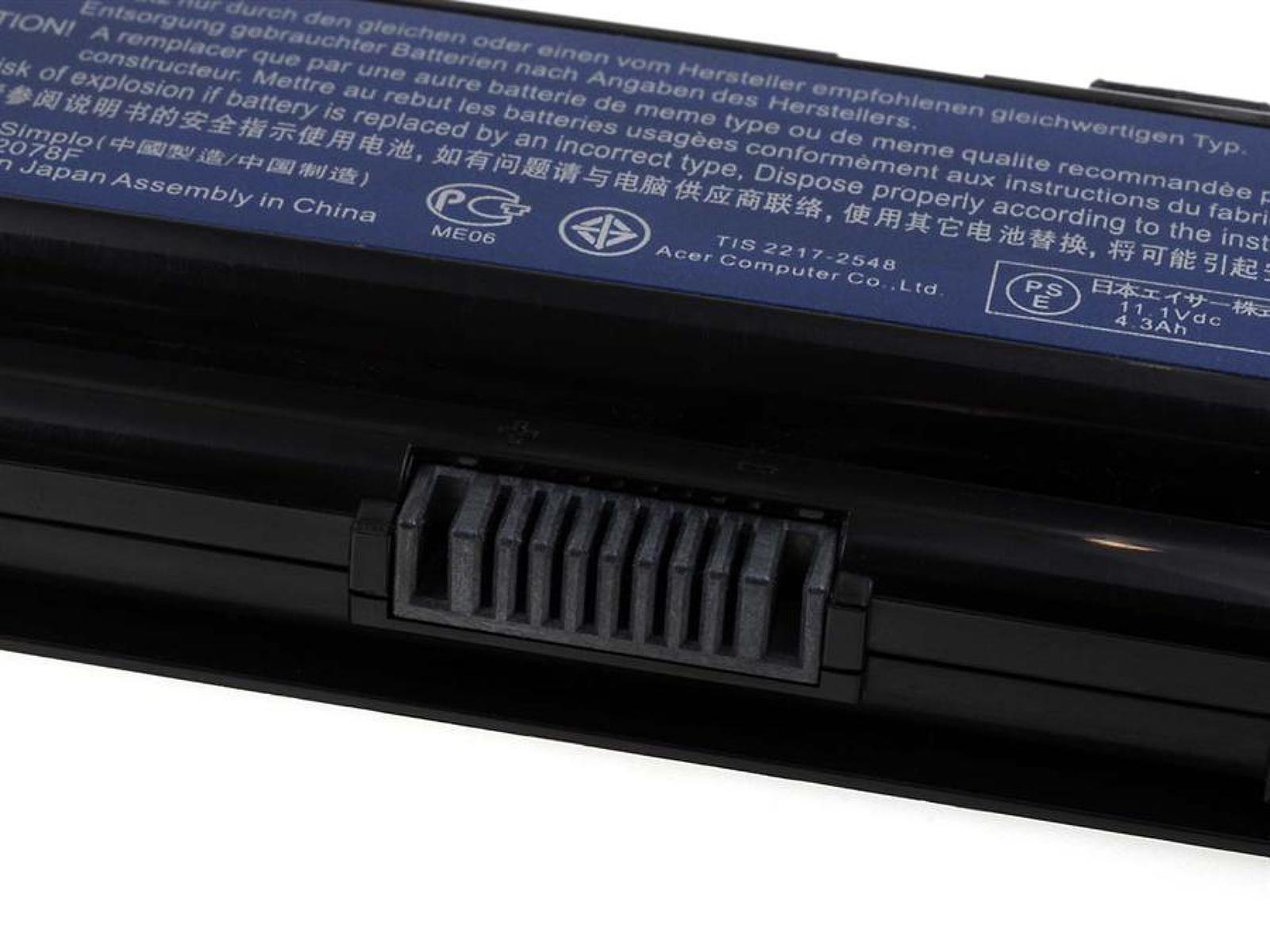 Batería negra de portátil con conector y etiqueta de advertencia, fondo blanco.
