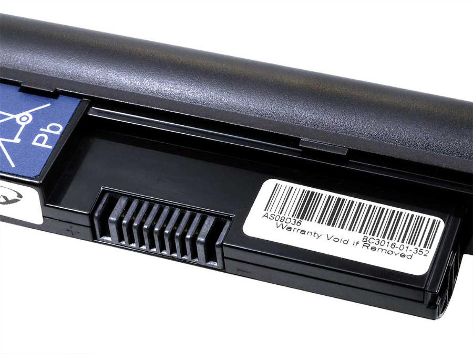 Primer plano de una batería de portátil negra que muestra el conector y una etiqueta de advertencia.