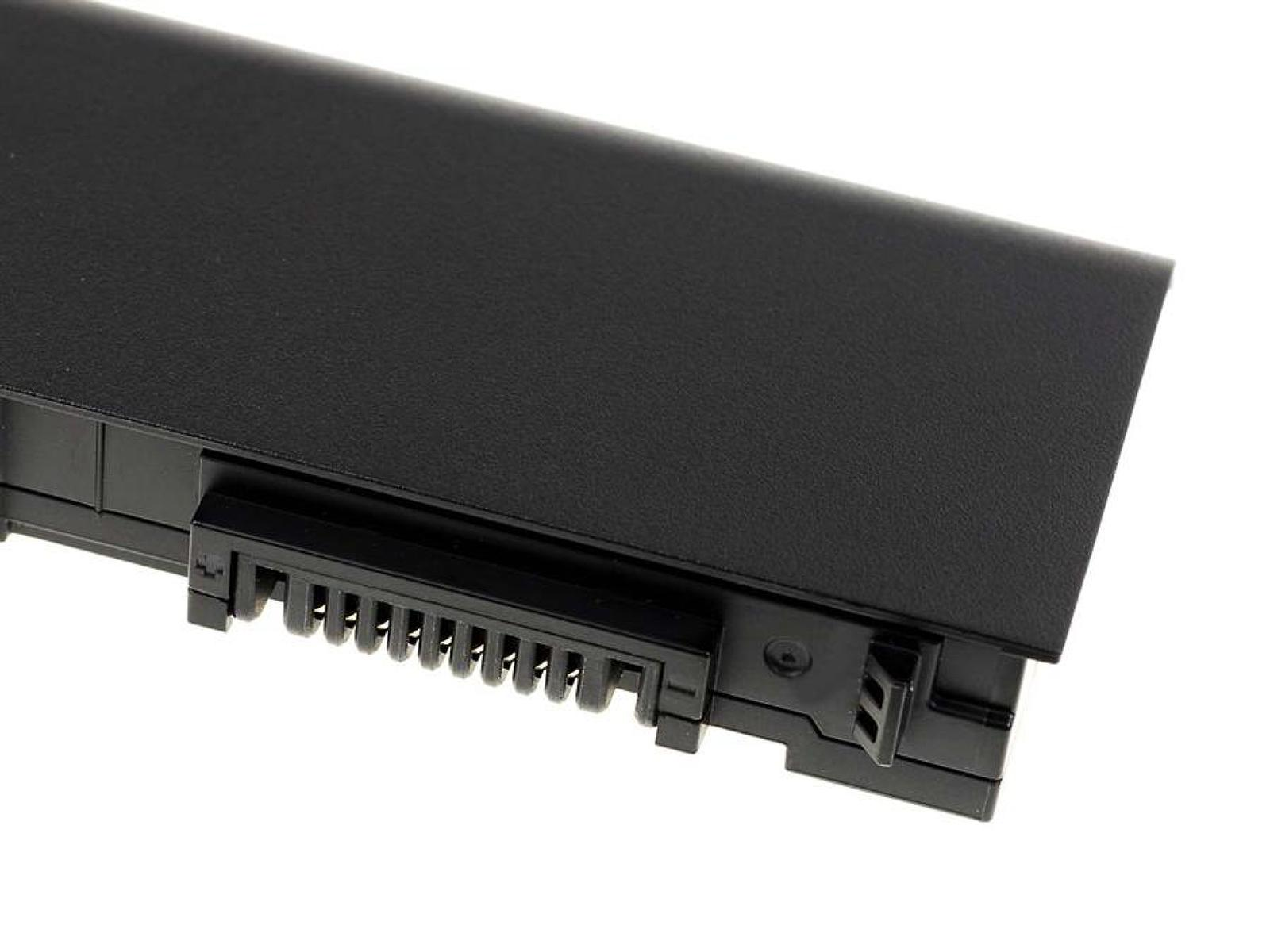 Batería negra para portátil, toma de cerca. La batería tiene un conector en su lado y una superficie plana.