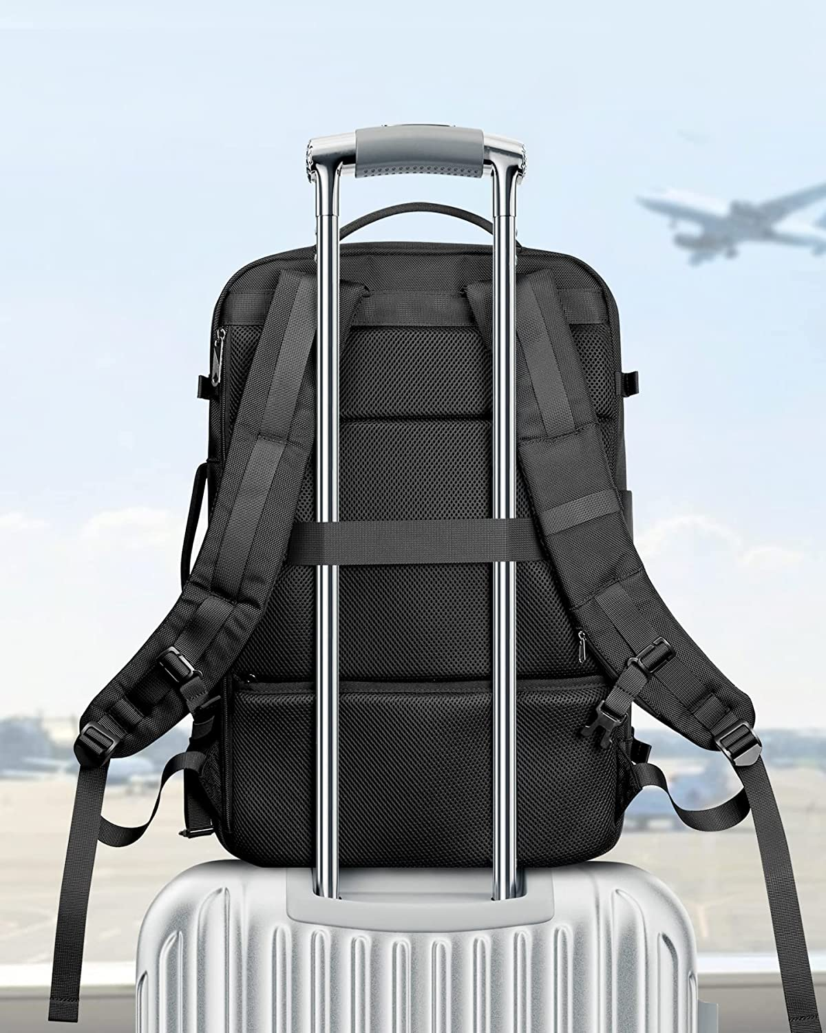 Ein schwarzer Rucksack auf einem silbernen Koffer mit einem Flugzeug im Hintergrund. Der Rucksack hat Riemen.