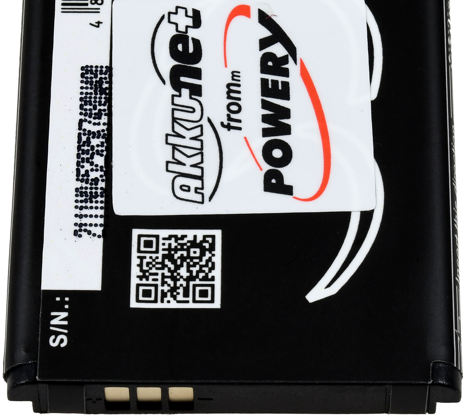 Schwarzer Akku mit weiß-rotem Power-Etikett und QR-Code. S/N-Etikett sichtbar.