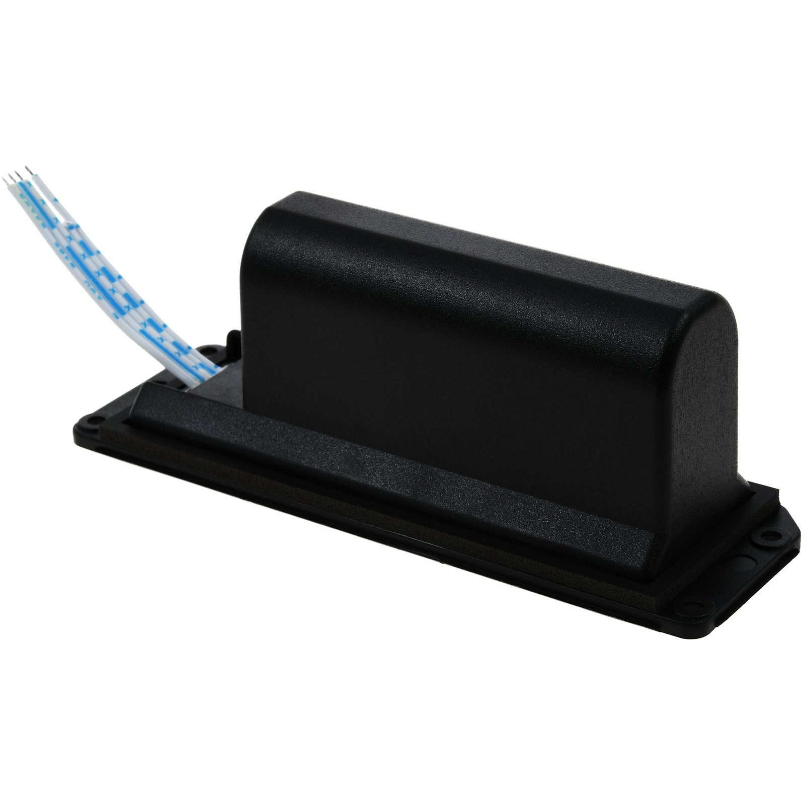 Ein schwarzes elektronisches Bauteil mit rechteckiger Form und einem Stecker.