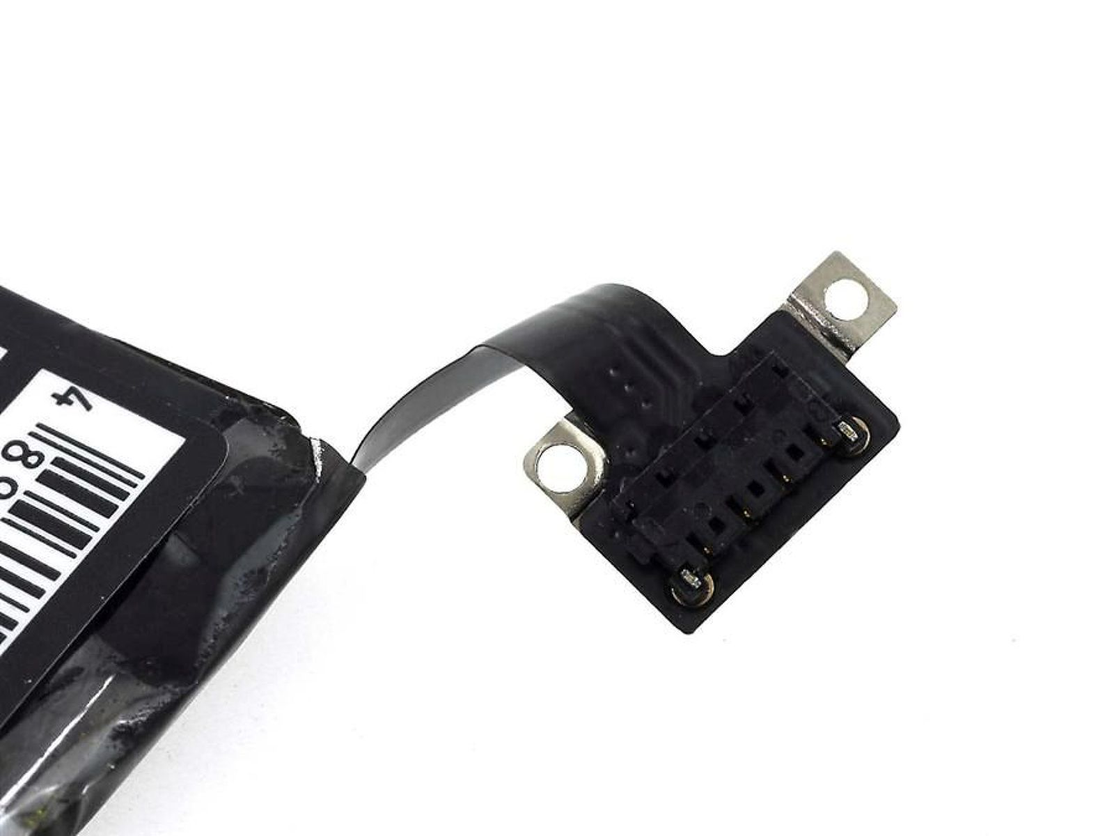 Primer plano de una batería negra con un cable plano negro y un conector adjunto.