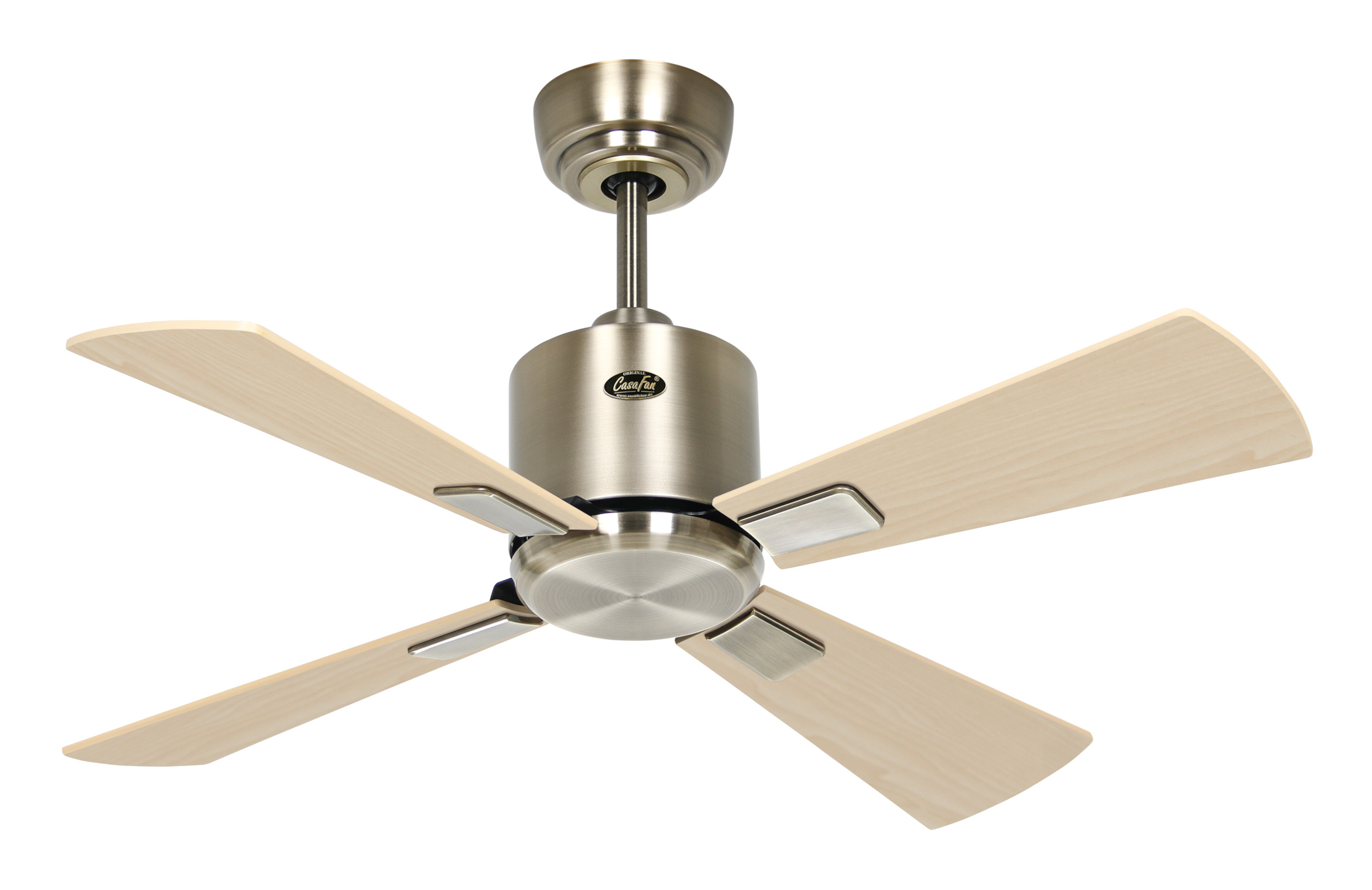 Un ventilatore da soffitto in argento e legno. Ha quattro pale e un alloggiamento centrale del motore. È su uno sfondo bianco.