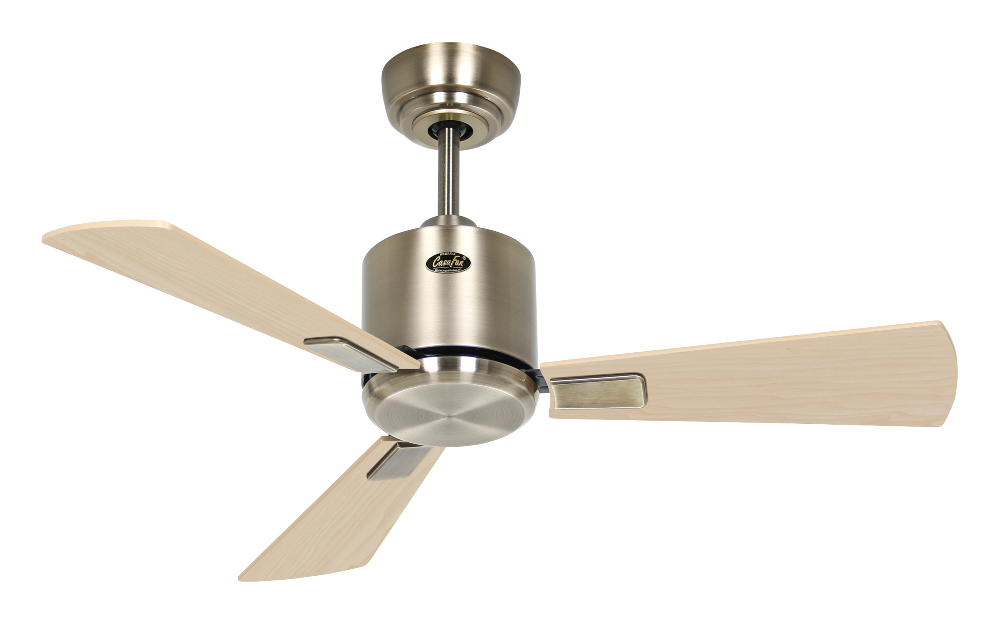 Un ventilatore da soffitto argentato con tre pale in legno. Il ventilatore è su sfondo bianco.