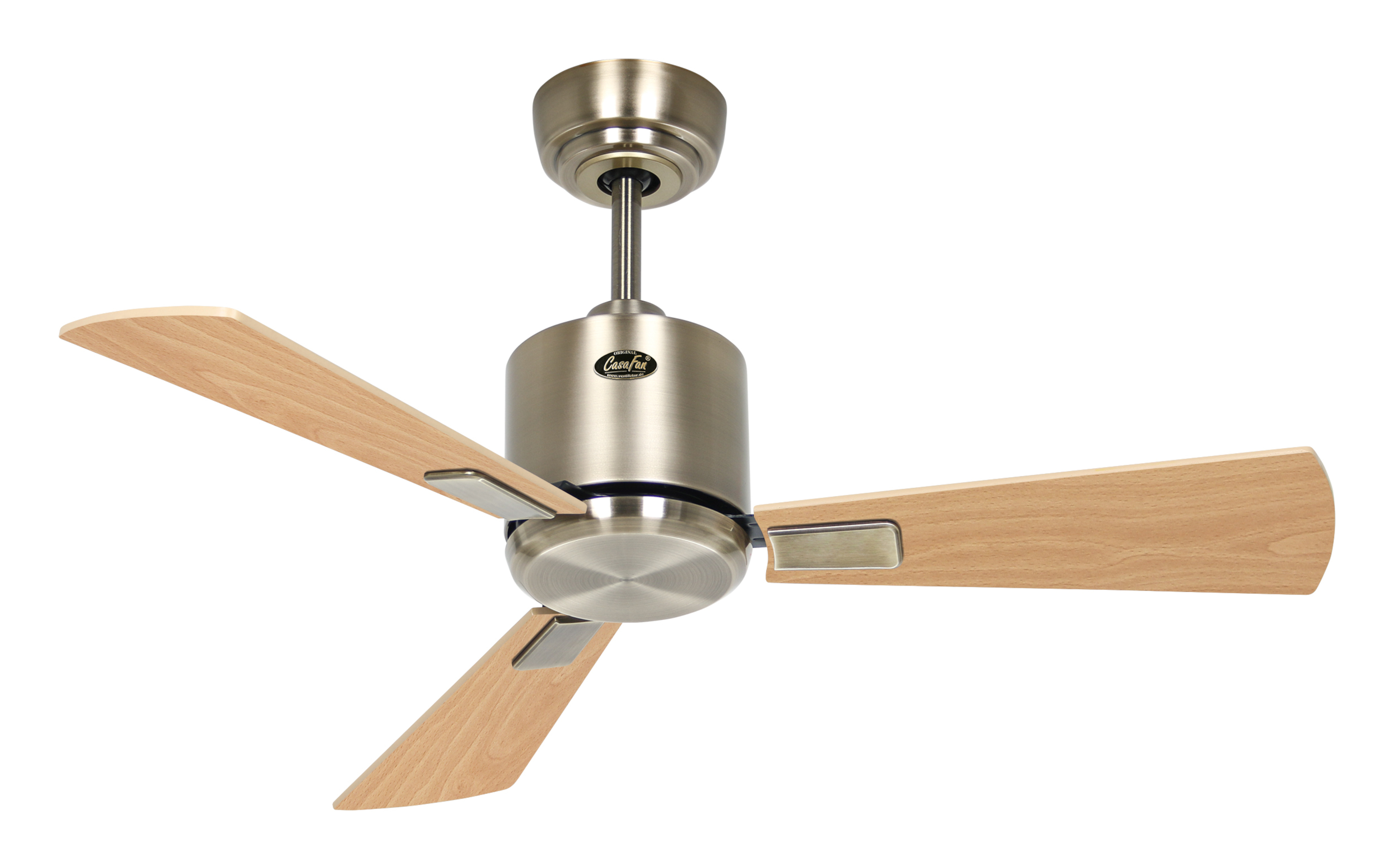 Un ventilatore a soffitto con tre pale in legno. È argentato, marrone e ha un apparecchio di illuminazione.