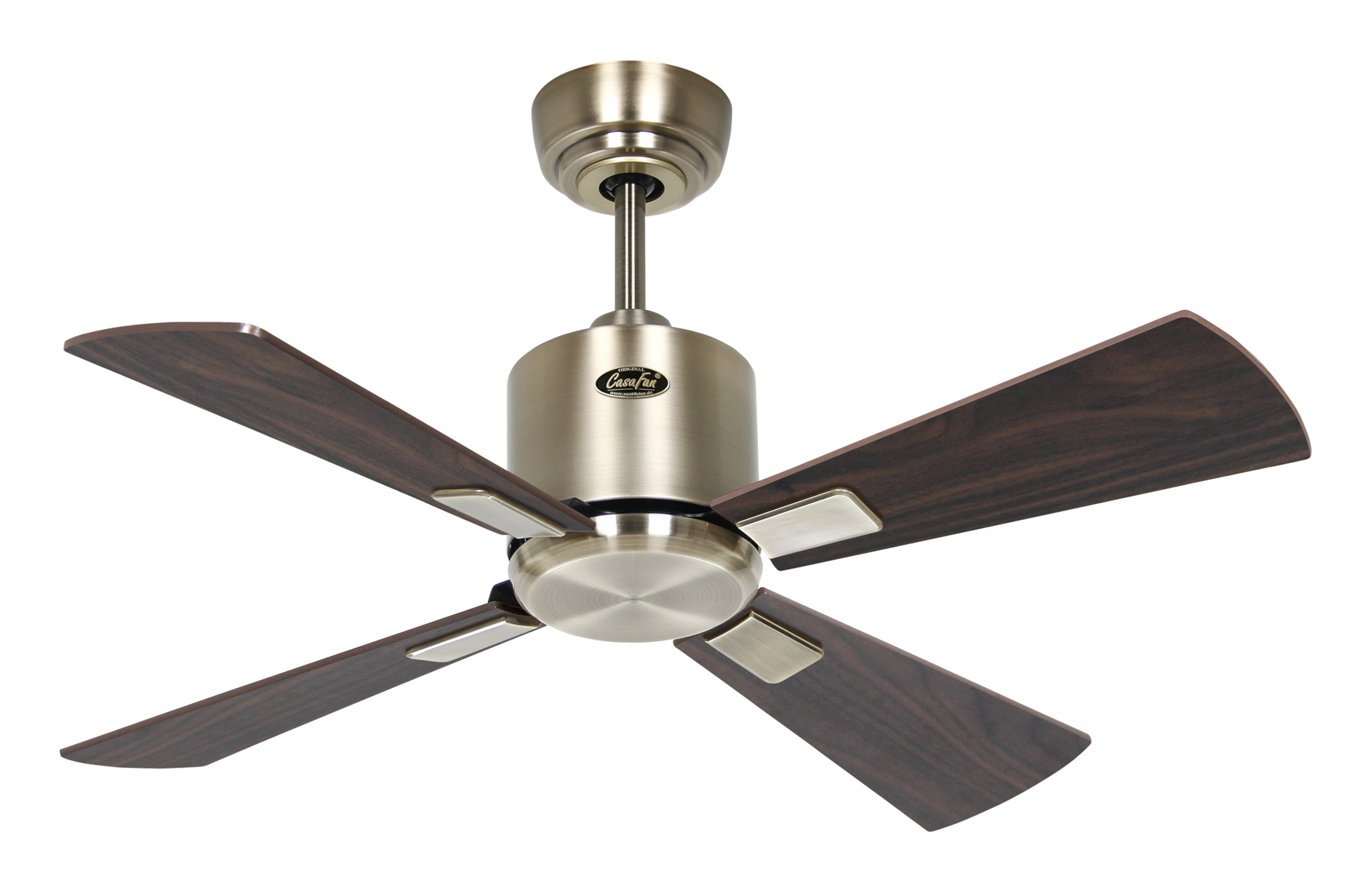 Ventilatore a soffitto su sfondo bianco. Il ventilatore ha quattro pale marroni e un alloggiamento motore argentato e dorato.