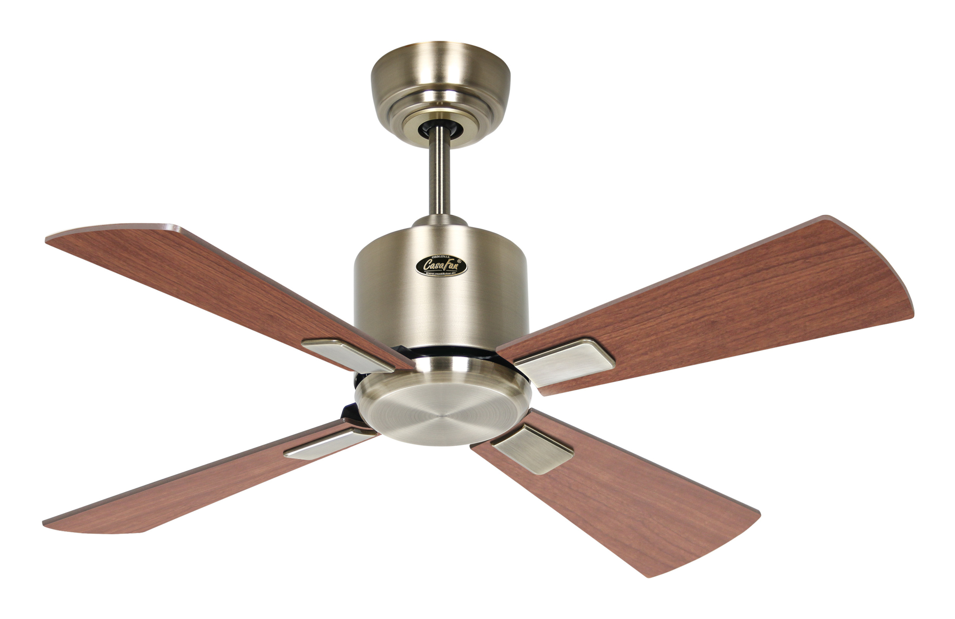 Un ventilatore da soffitto con quattro pale in legno e un alloggiamento metallico, appeso al soffitto.