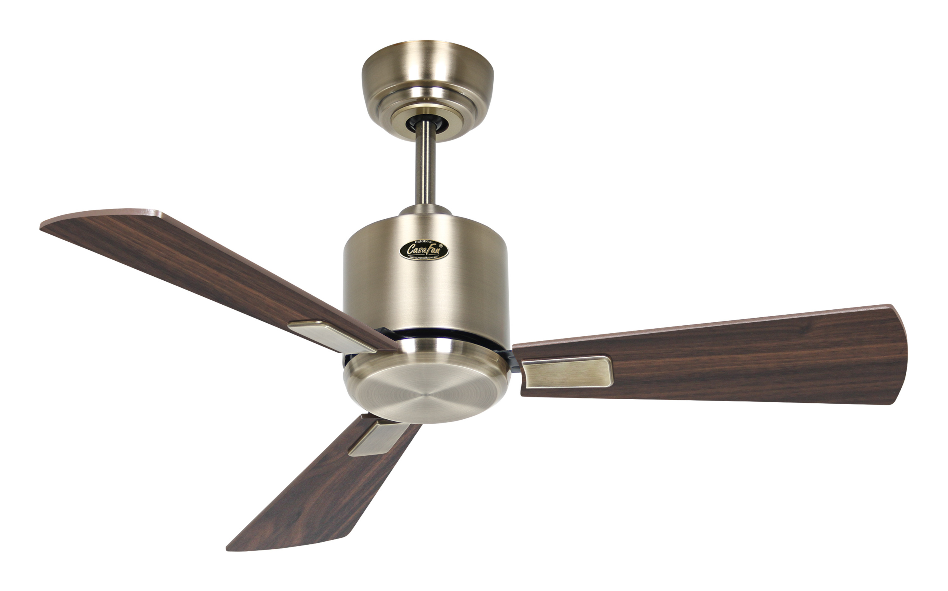 Un ventilatore da soffitto argentato e marrone con tre pale su sfondo bianco.