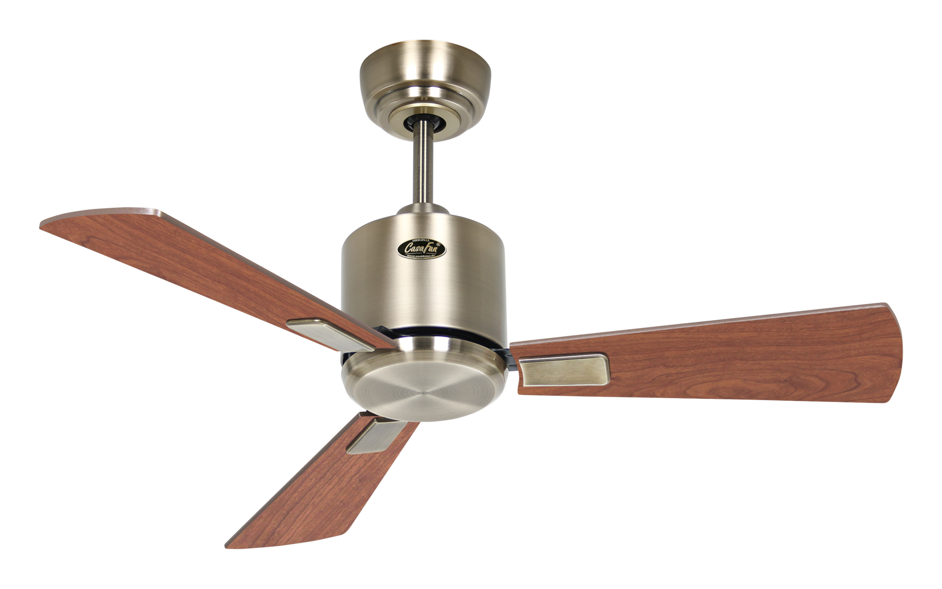 Ventilatore a soffitto con tre pale in legno e alloggiamento motore argentato. Sfondo bianco.