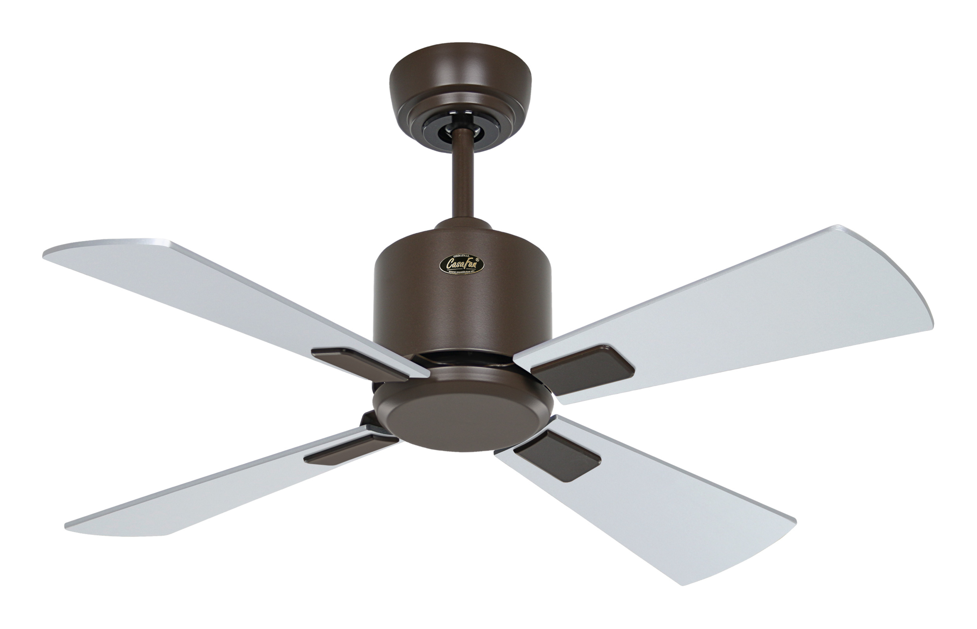 Ventilatore da soffitto marrone con quattro pale bianche.