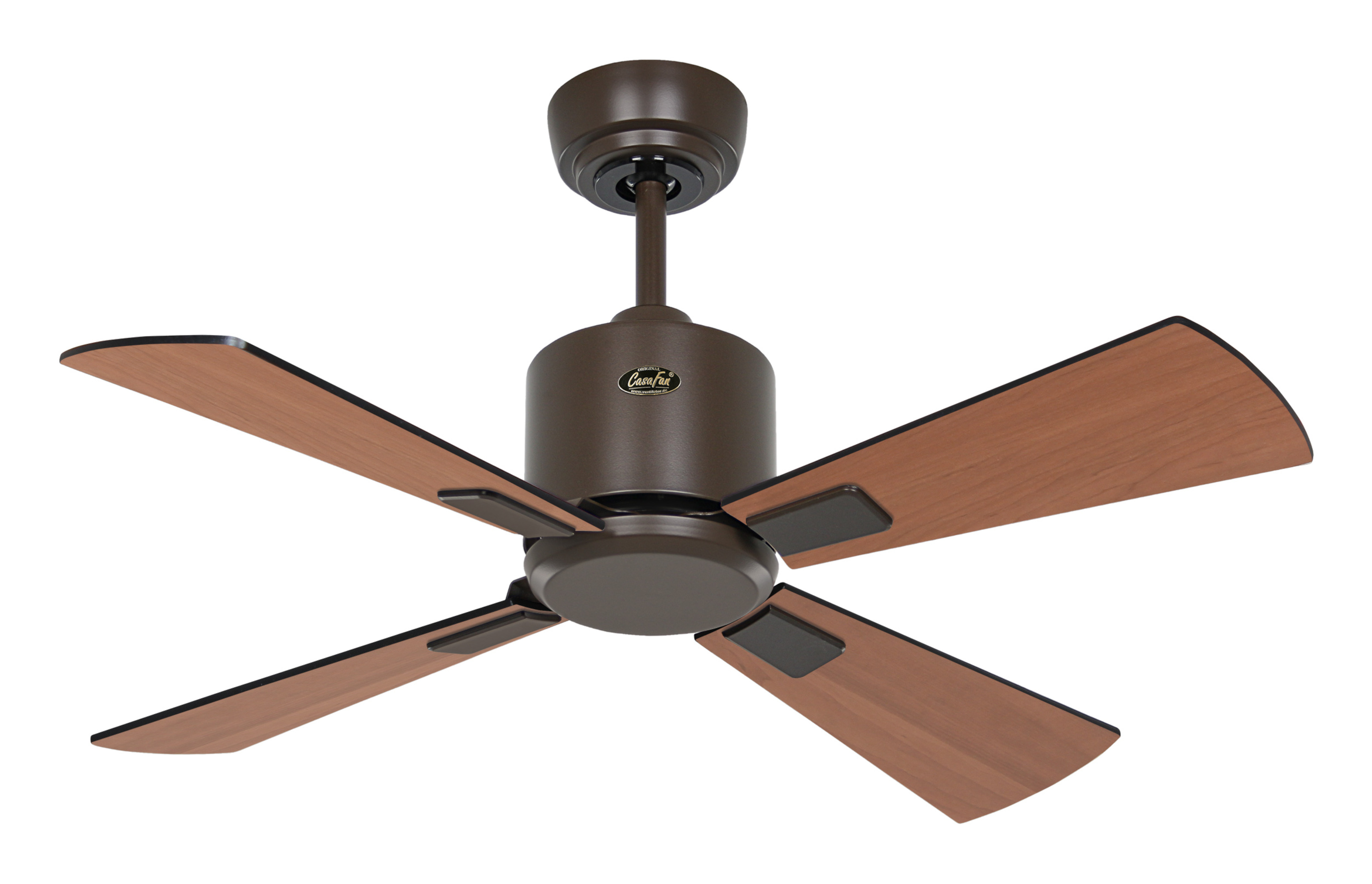 Ventilatore da soffitto marrone con quattro pale in legno. Sfondo bianco. Il ventilatore è marrone e ha un alloggiamento motore centrale.