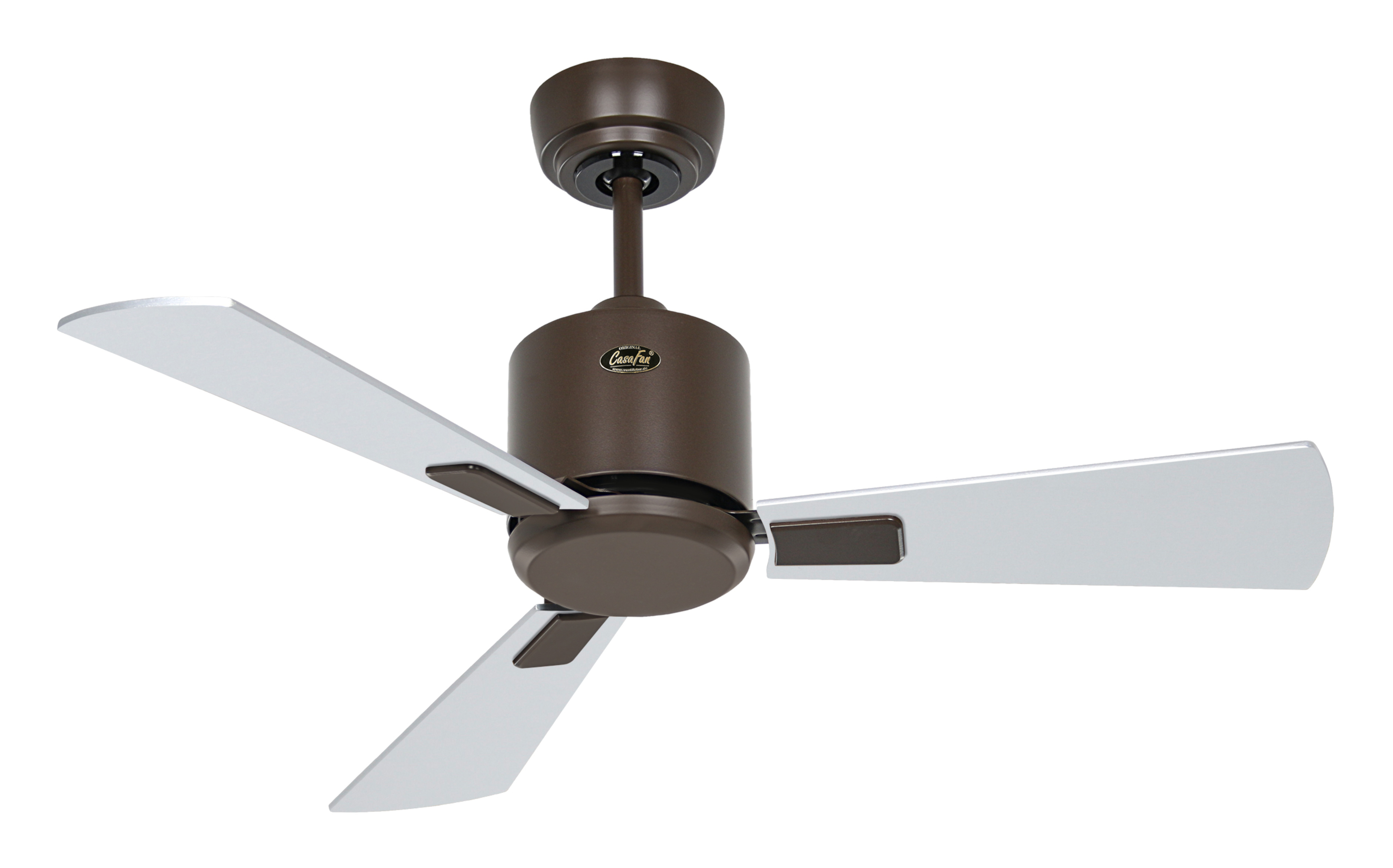 Ventilatore a soffitto con tre pale. Il ventilatore è marrone con pale bianche e un apparecchio di illuminazione centrale.