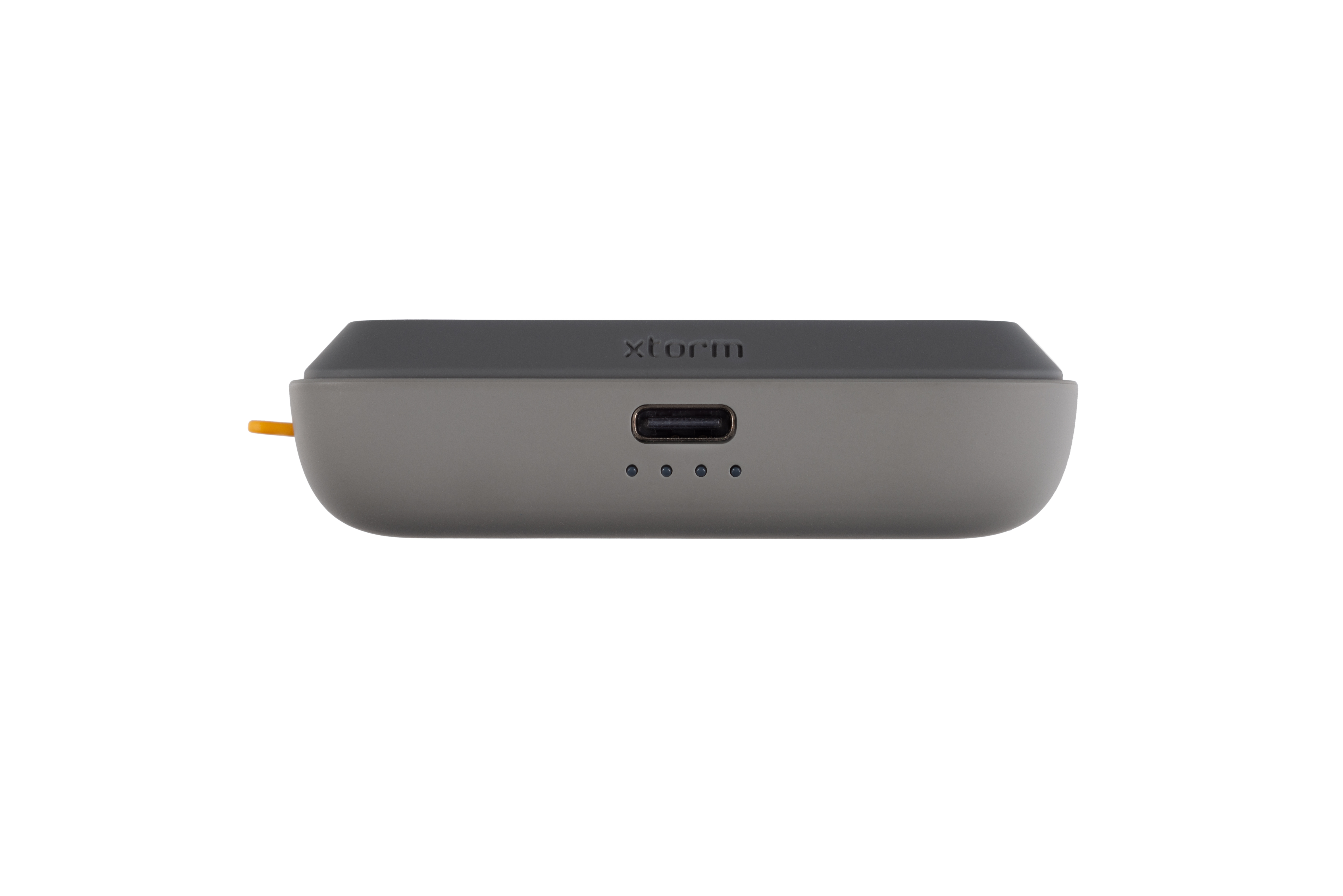 Eine grau-schwarze xtorm Powerbank mit drei weißen Lichtern, die den Akkustand anzeigen.