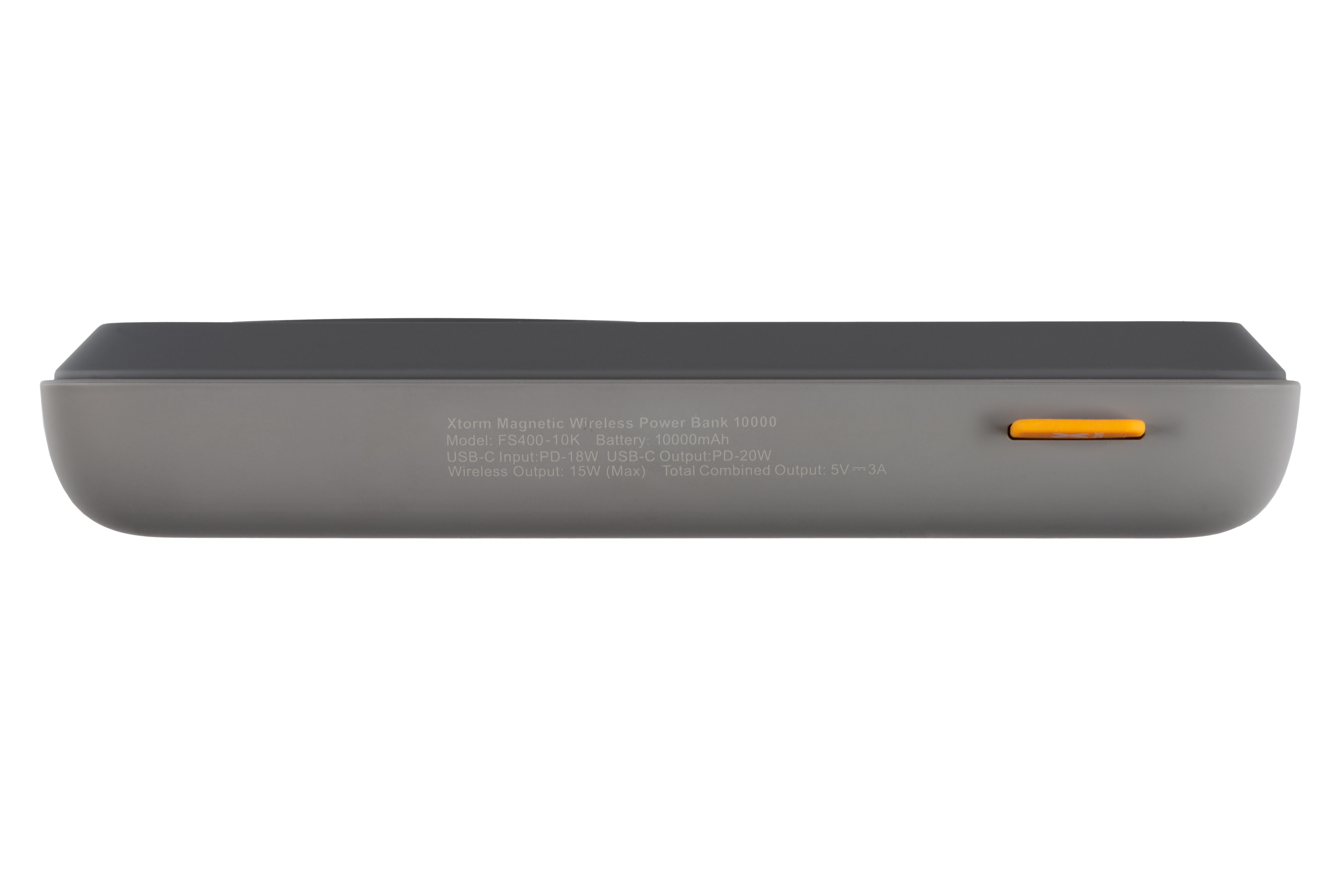 Eine graue Powerbank mit grauem Deckel und orangefarbenem Knopf, mit aufgedrucktem Text. Weißer Hintergrund.