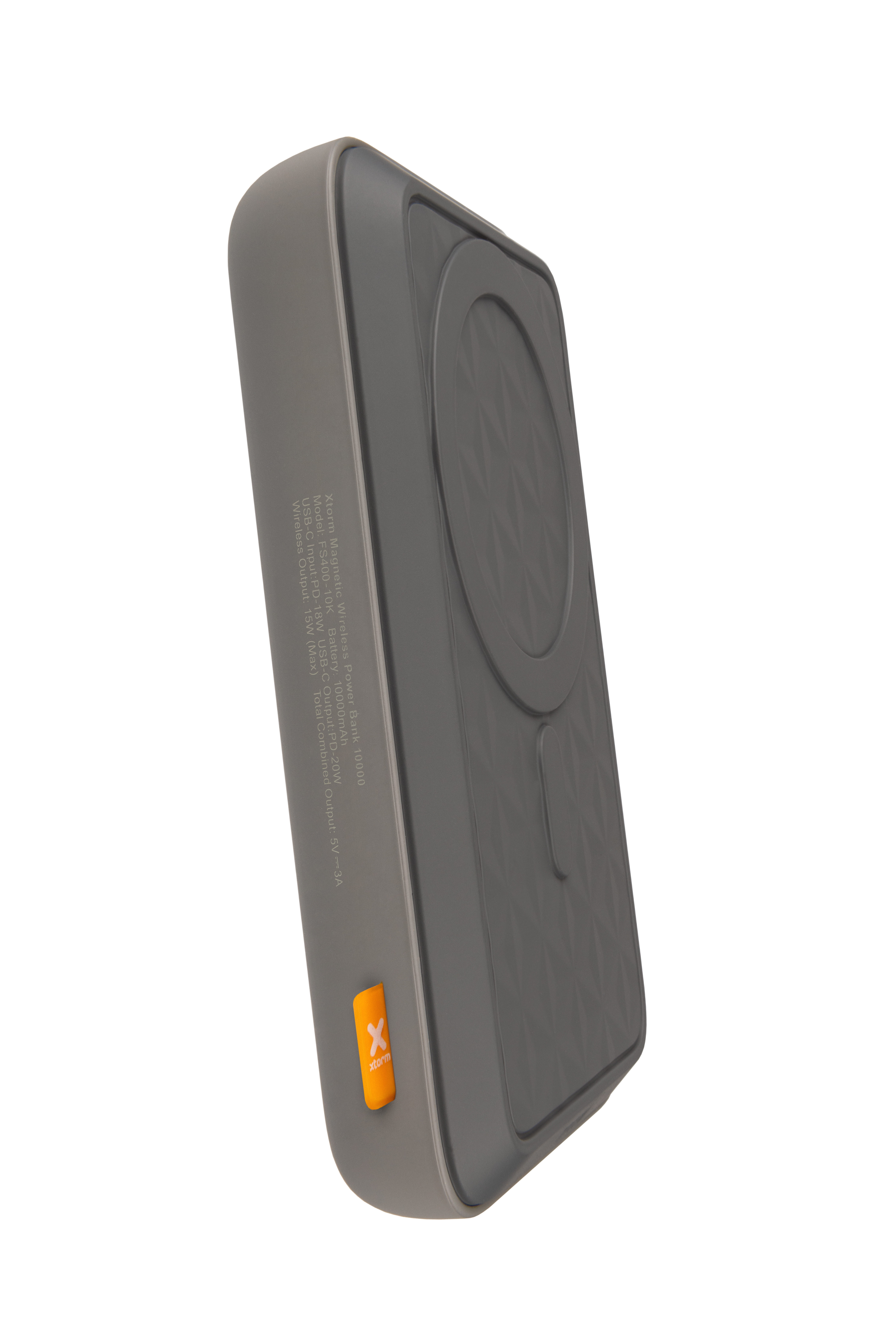 Eine grau-schwarze Powerbank mit magnetischer Ladefläche und orangefarbenem Knopf, auf Weiß.