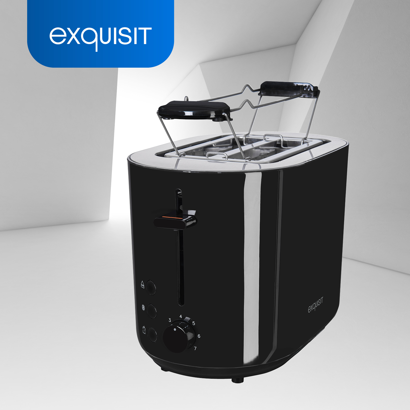 Schwarzer Toaster mit Chromgestell und blauem Logo in einem weiß-grauen Raum.