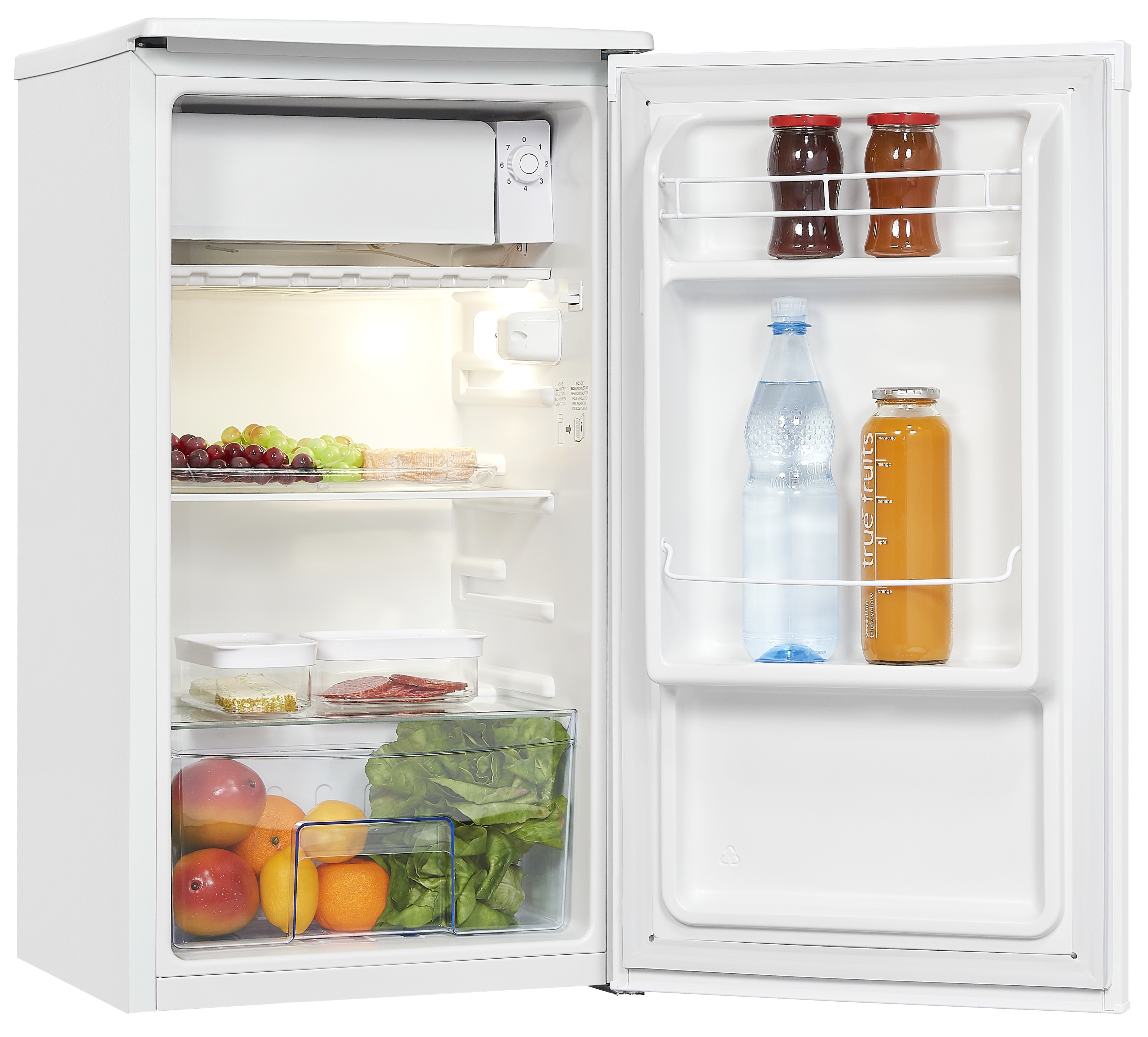 Ein offener weißer Kühlschrank mit Lebensmitteln und Getränken. Früchte, Flaschen und Gläser sind sichtbar.