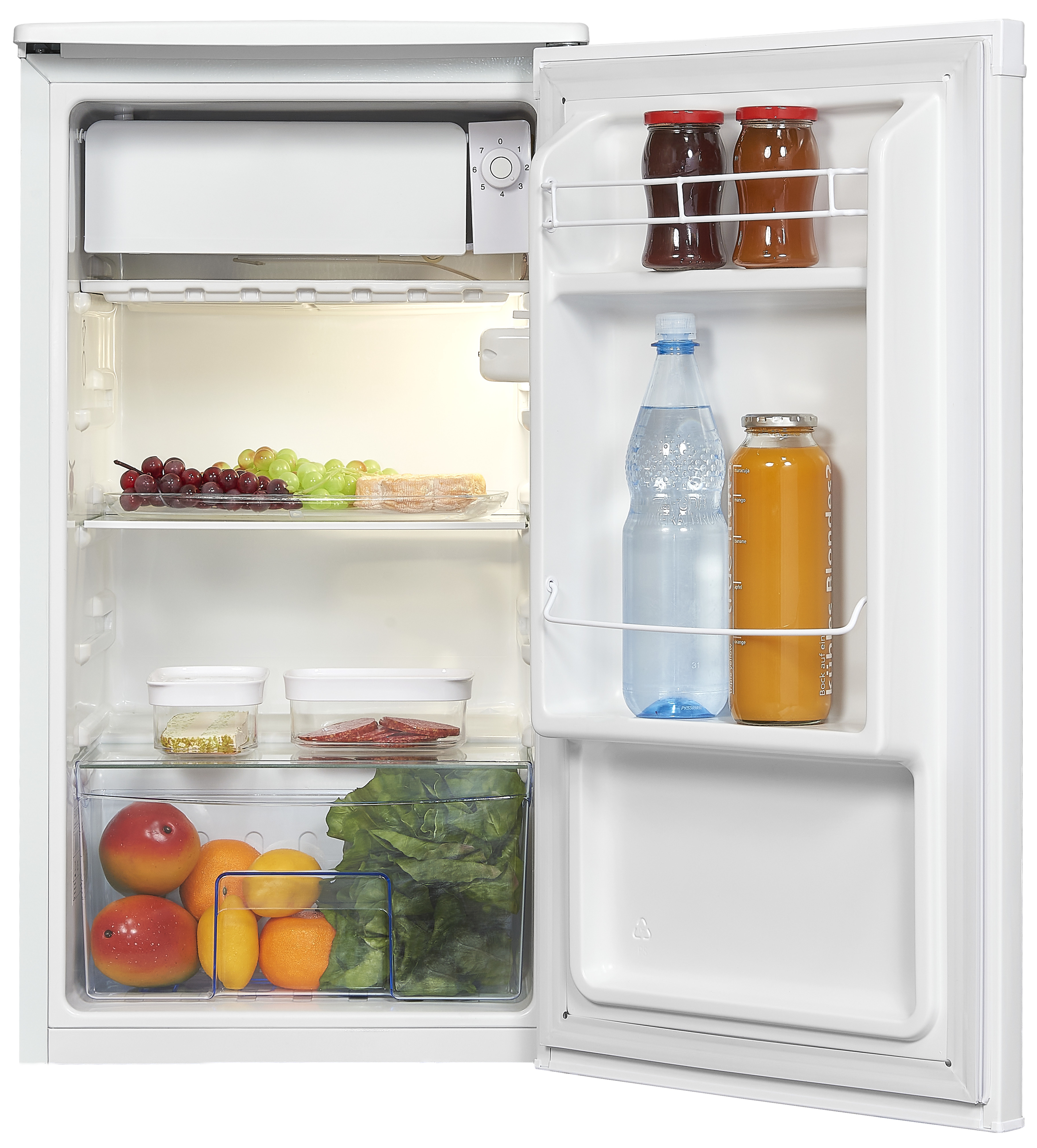 Offener Kühlschrank mit Essen: Obst, Gemüse, Säfte und Gläser auf Regalen.
