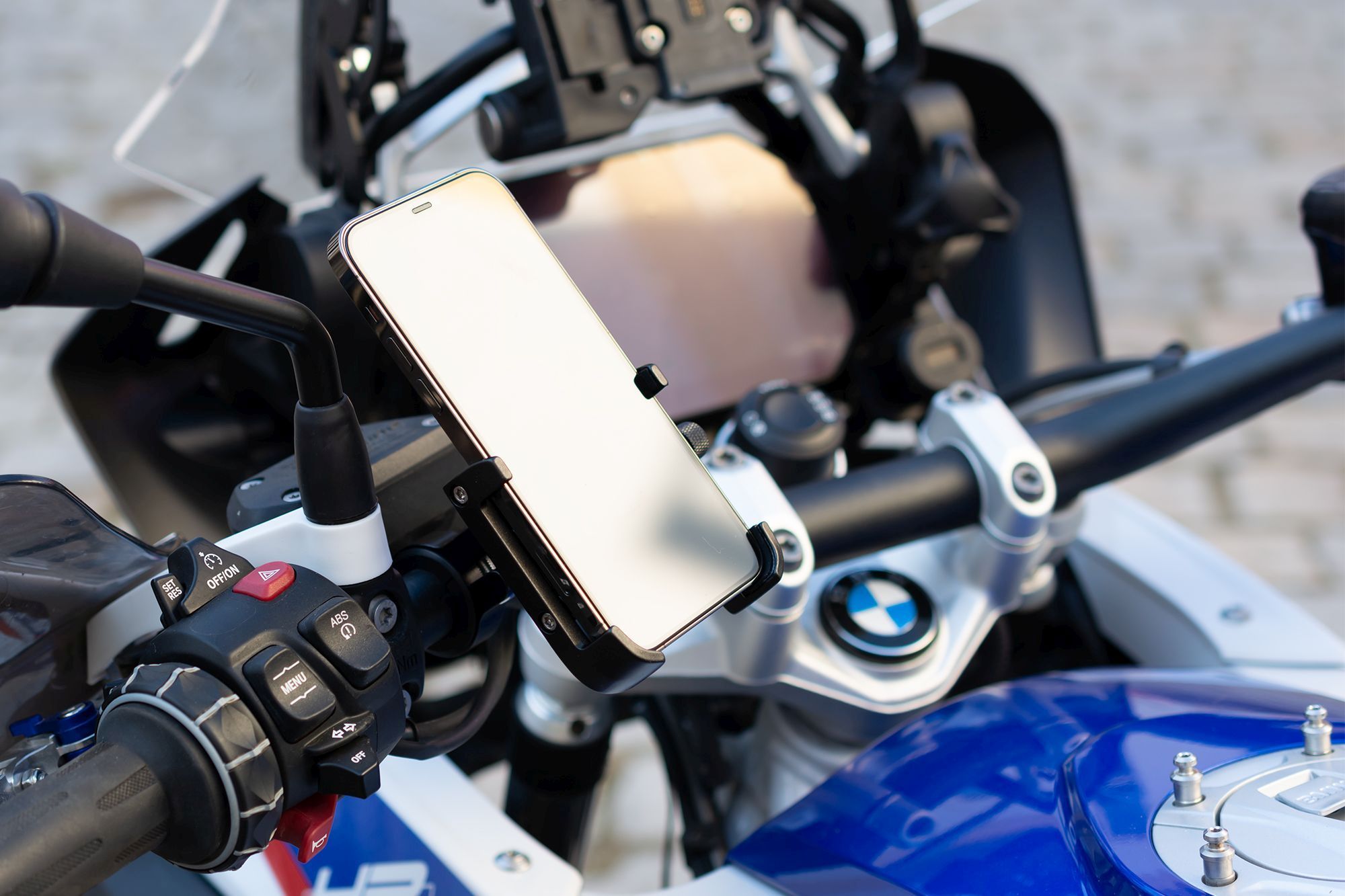 Ein Telefon ist am Lenker eines Motorrads montiert.