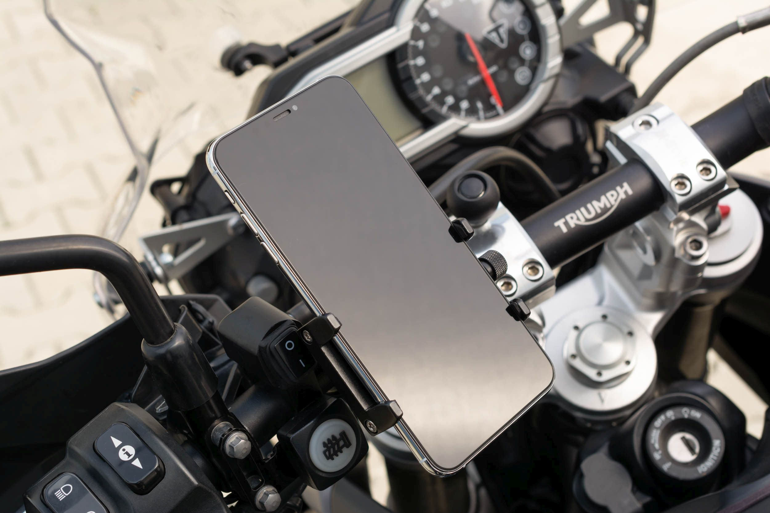 Smartphone an Motorradlenker montiert.