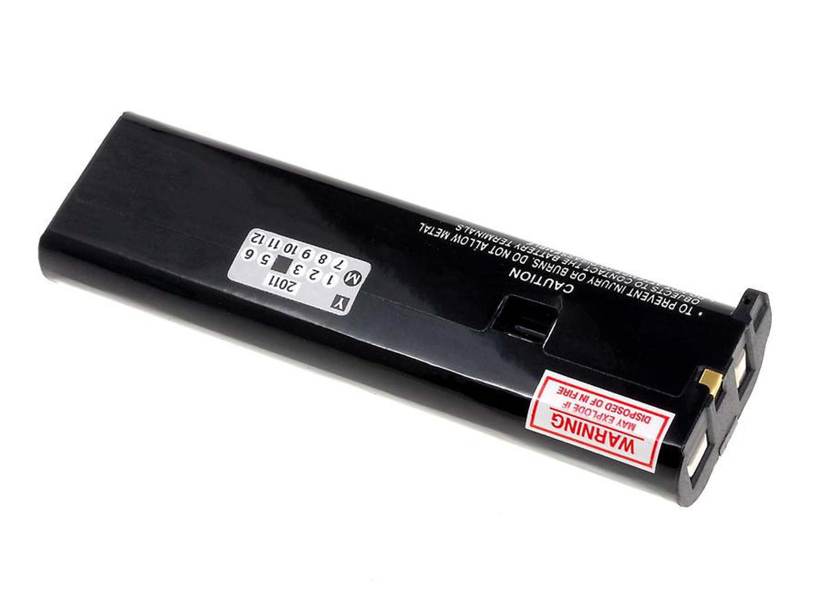 Una batería rectangular negra con etiquetas de advertencia, con un fondo blanco y texto que indica su fecha de caducidad.