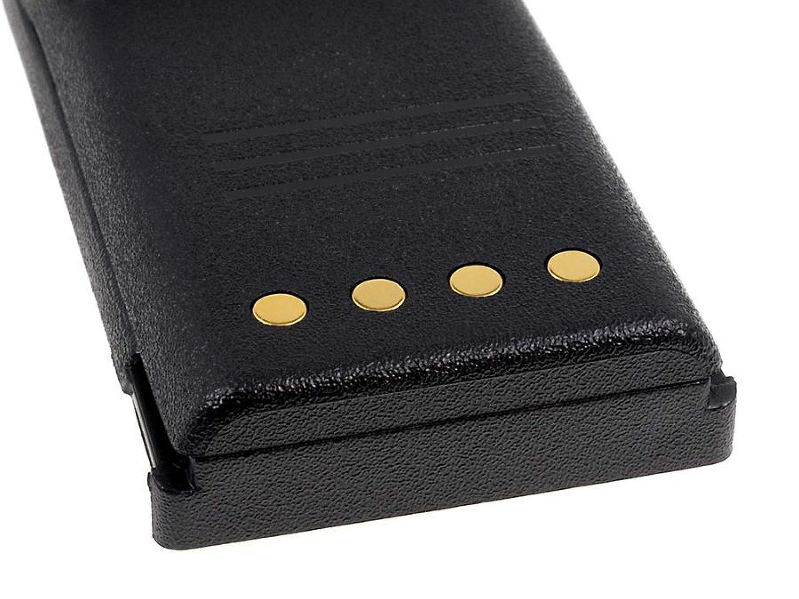 Primer plano de una batería negra rectangular. Tiene tres puntos de contacto dorados y está texturizada.