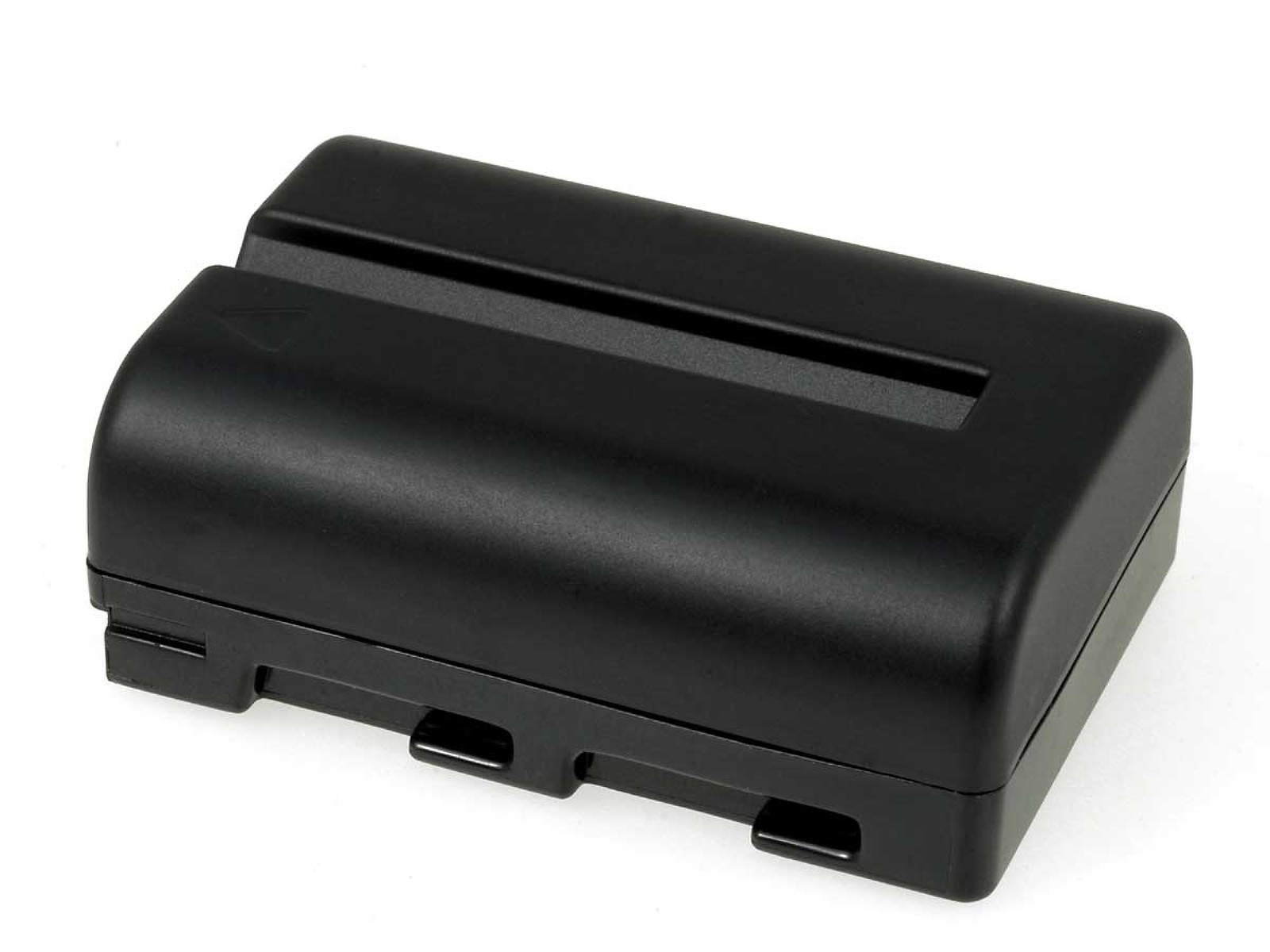 Batería negra con parte superior empotrada. Forma rectangular negra y superficie lisa.