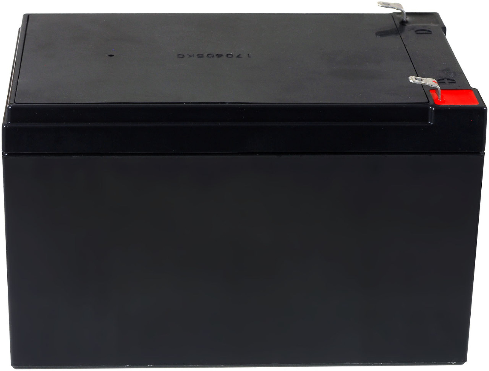 Schwarze rechteckige Batterie. Zwei Anschlüsse oben. Weißer Hintergrund.