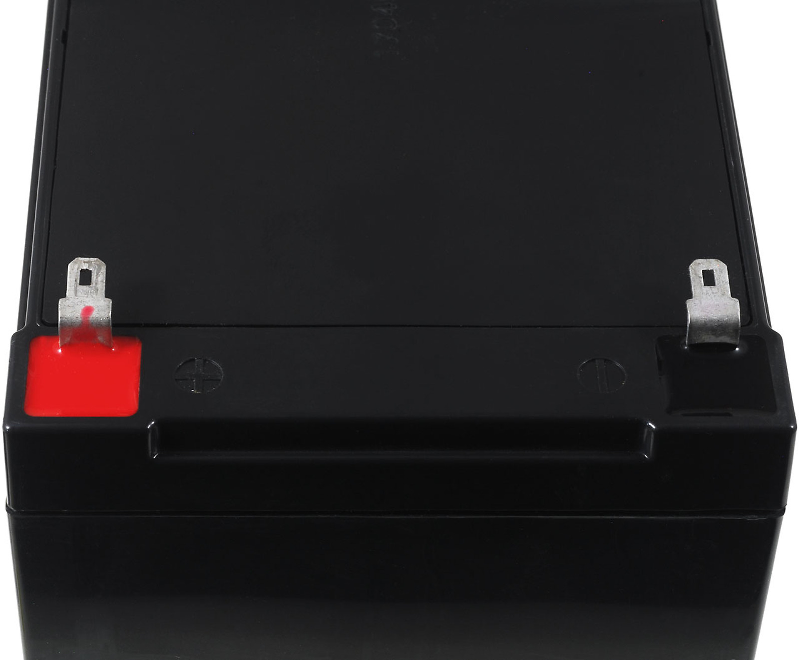 Eine schwarze Batterie mit einem roten Anschluss auf der linken Seite.