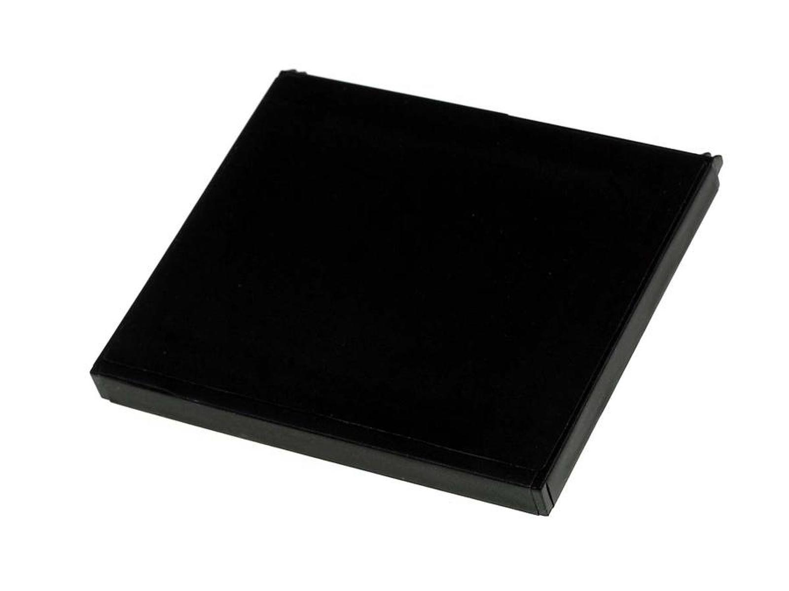 Batería negra cuadrada con una superficie lisa y plana. Los bordes también son negros.
