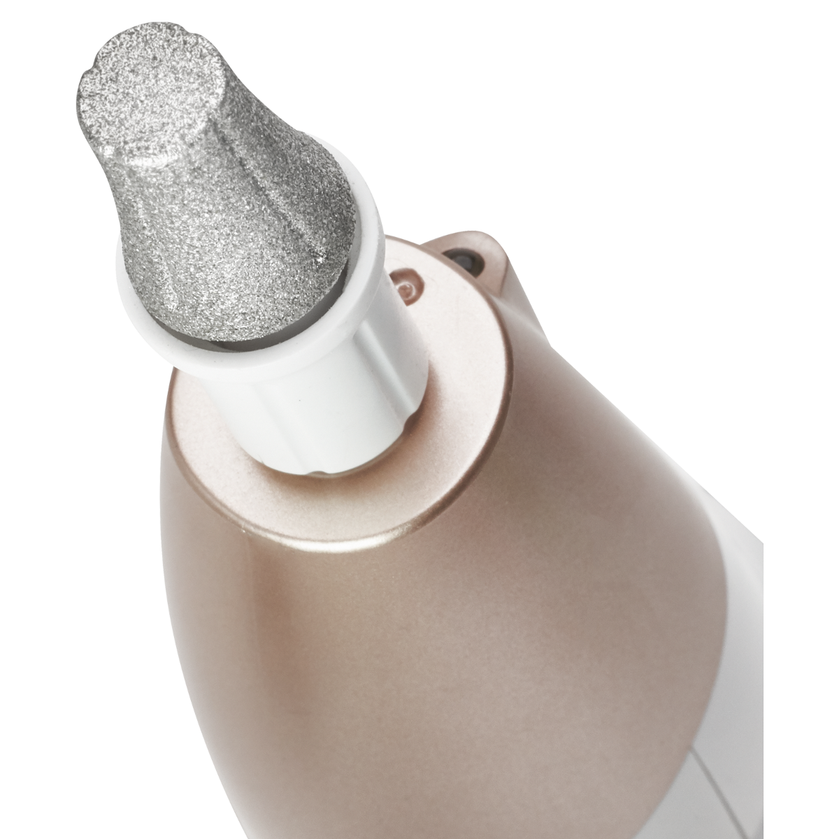 Zbliżenie pilnika do stóp. Jest srebrny i biały ze złotym uchwytem.