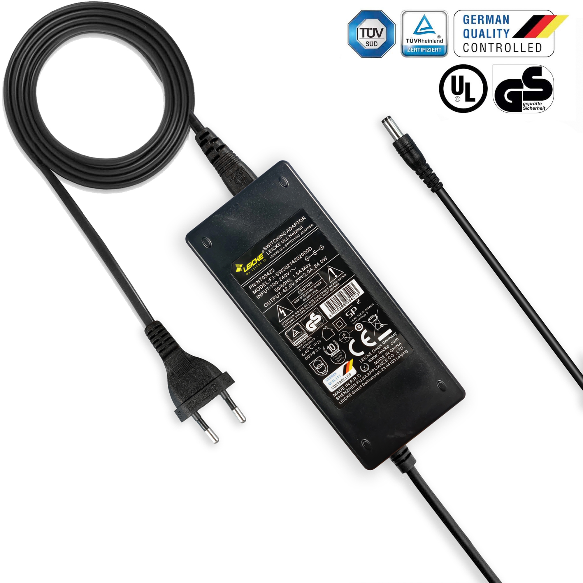 Schwarzes Netzteil mit Kabeln, Stecker und Zertifizierungslogos.