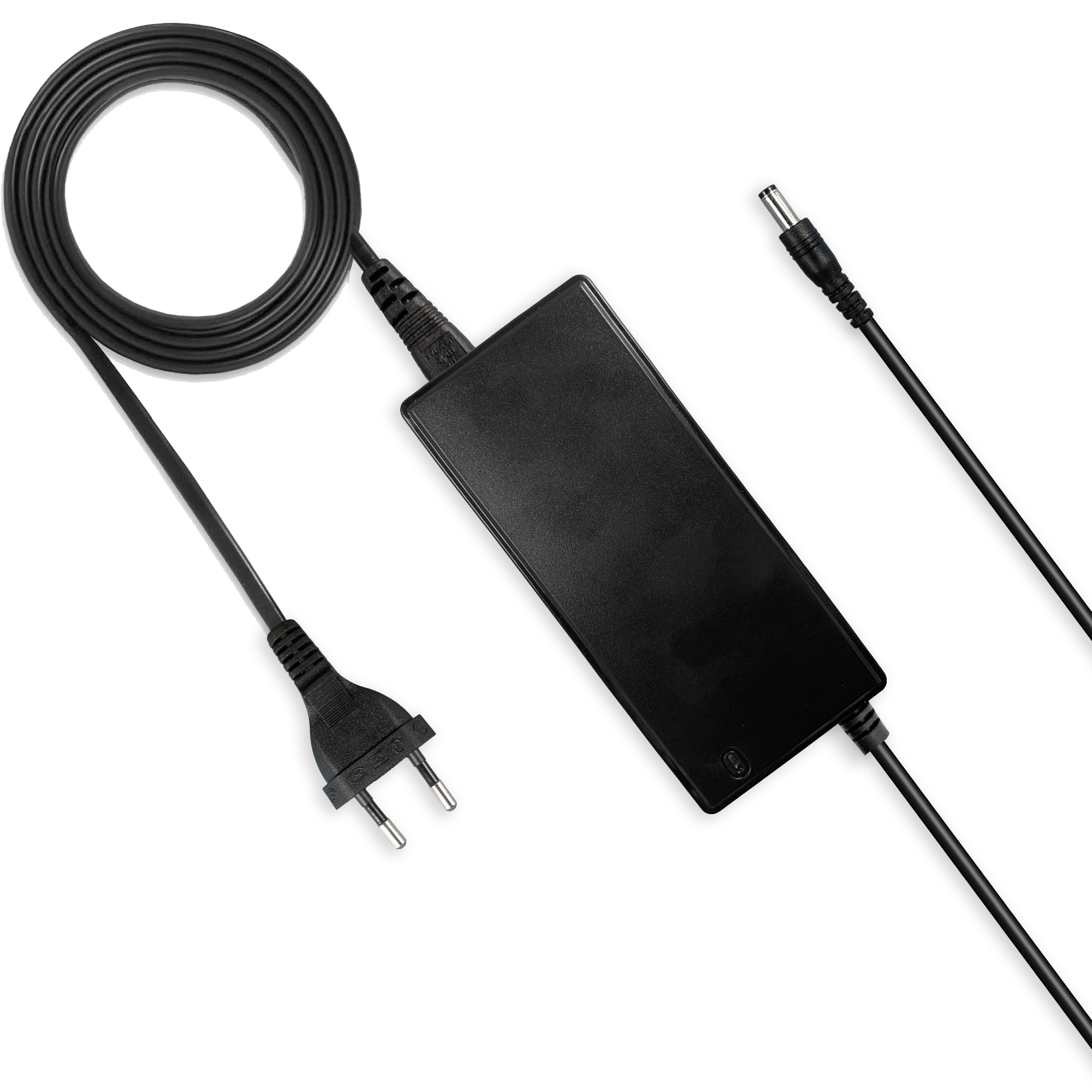 Schwarzes Netzteil mit Kabel und Stecker auf weißem Hintergrund.