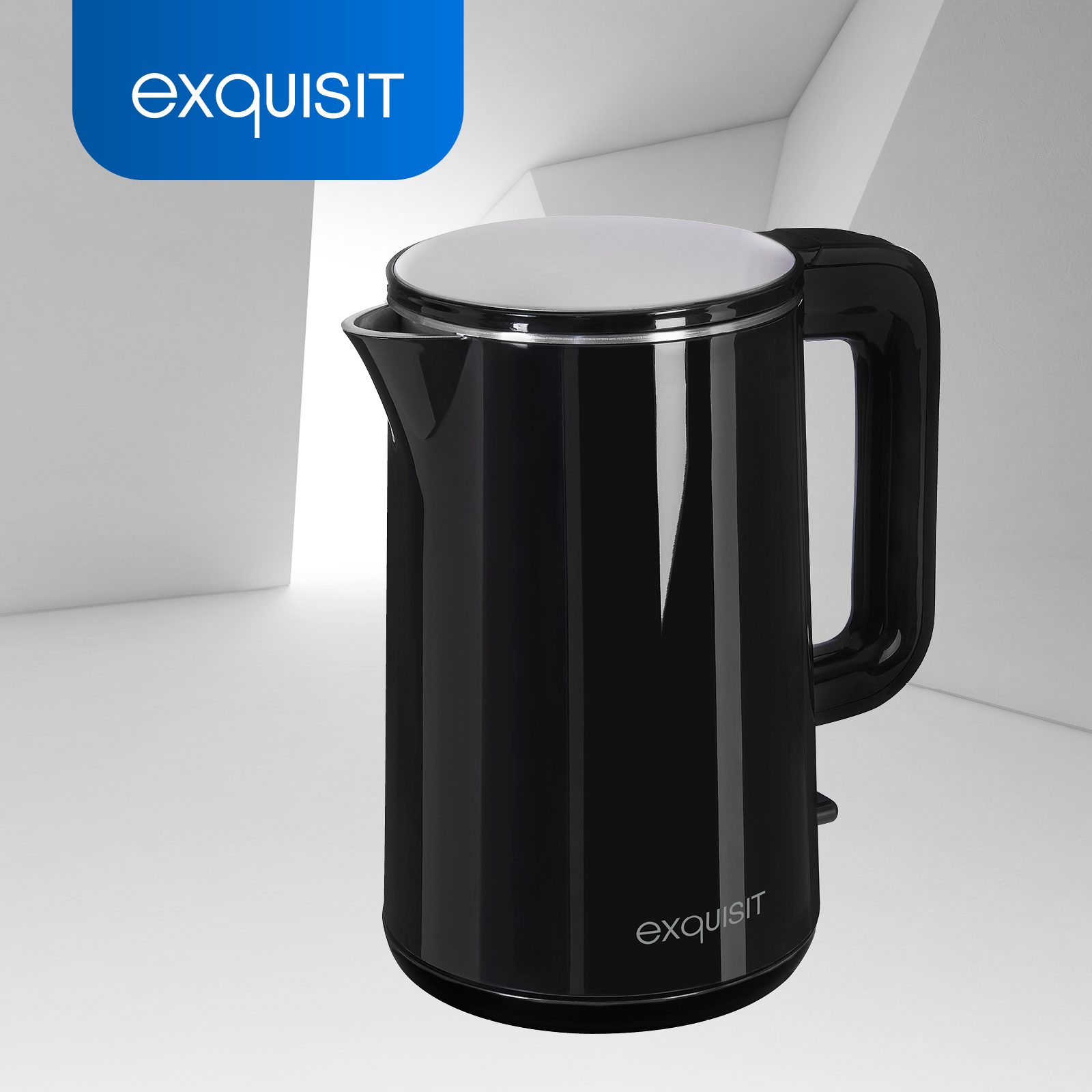 Schwarzer Wasserkocher mit weißem Deckel, Markenname 'exquisit' sichtbar.