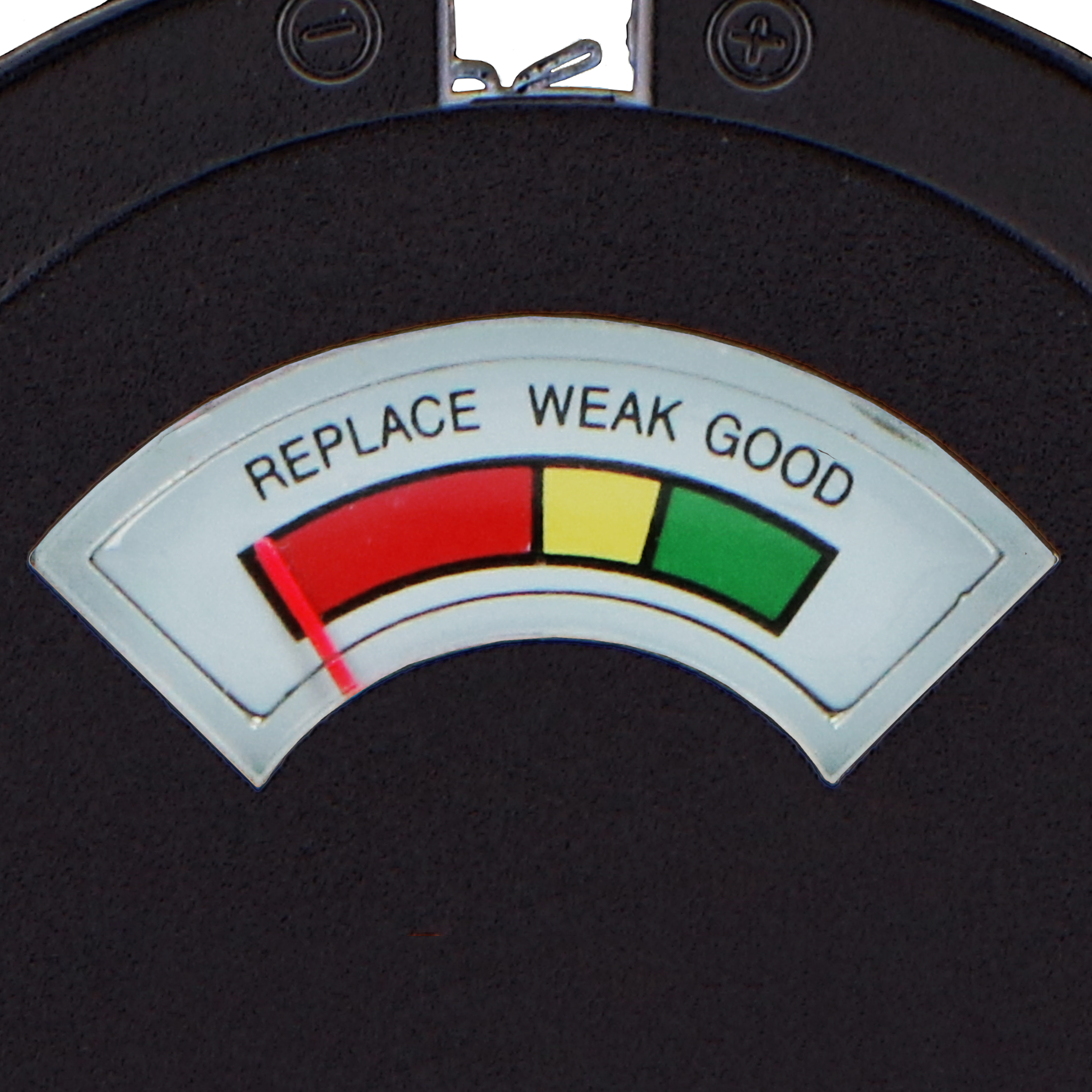 Batterietester zeigt 'Replace' auf Rot, 'Weak' auf Gelb und 'Good' auf Grün.