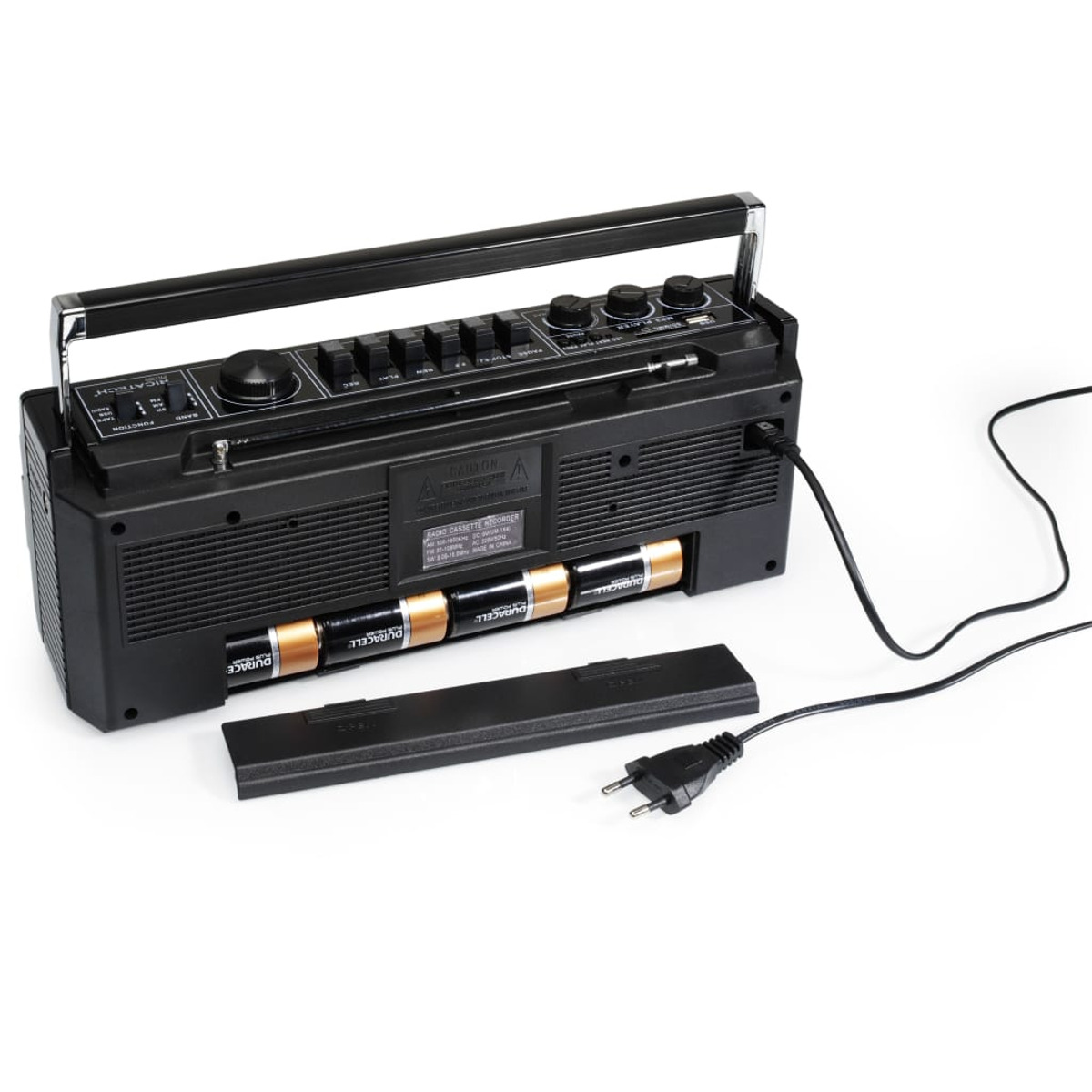 Schwarzes Retro-Radio mit Duracell-Batterien. Ein Netzkabel ist eingesteckt.