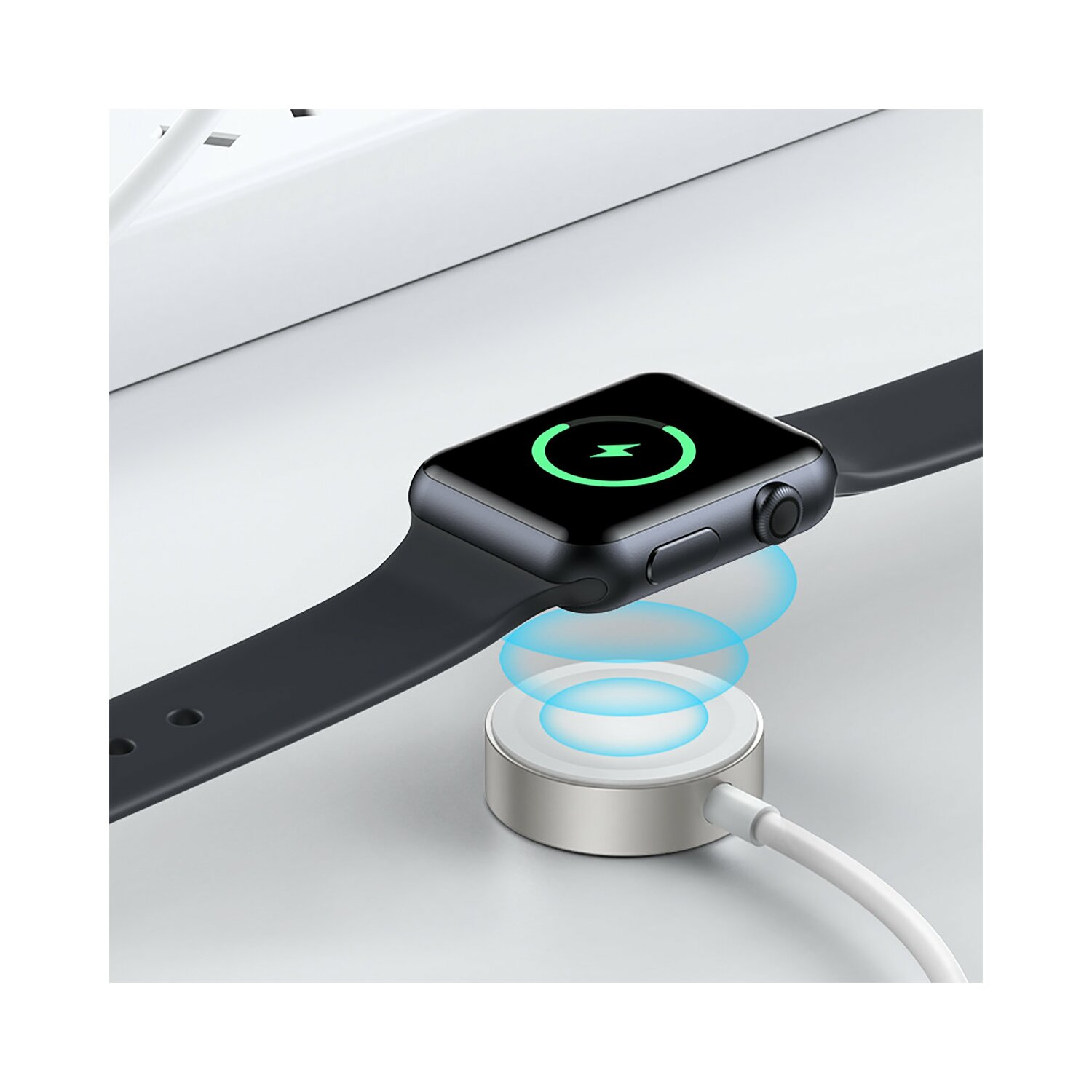 Schwarze Apple Watch wird drahtlos auf weißer Oberfläche geladen. Bildschirm zeigt Ladesymbol.