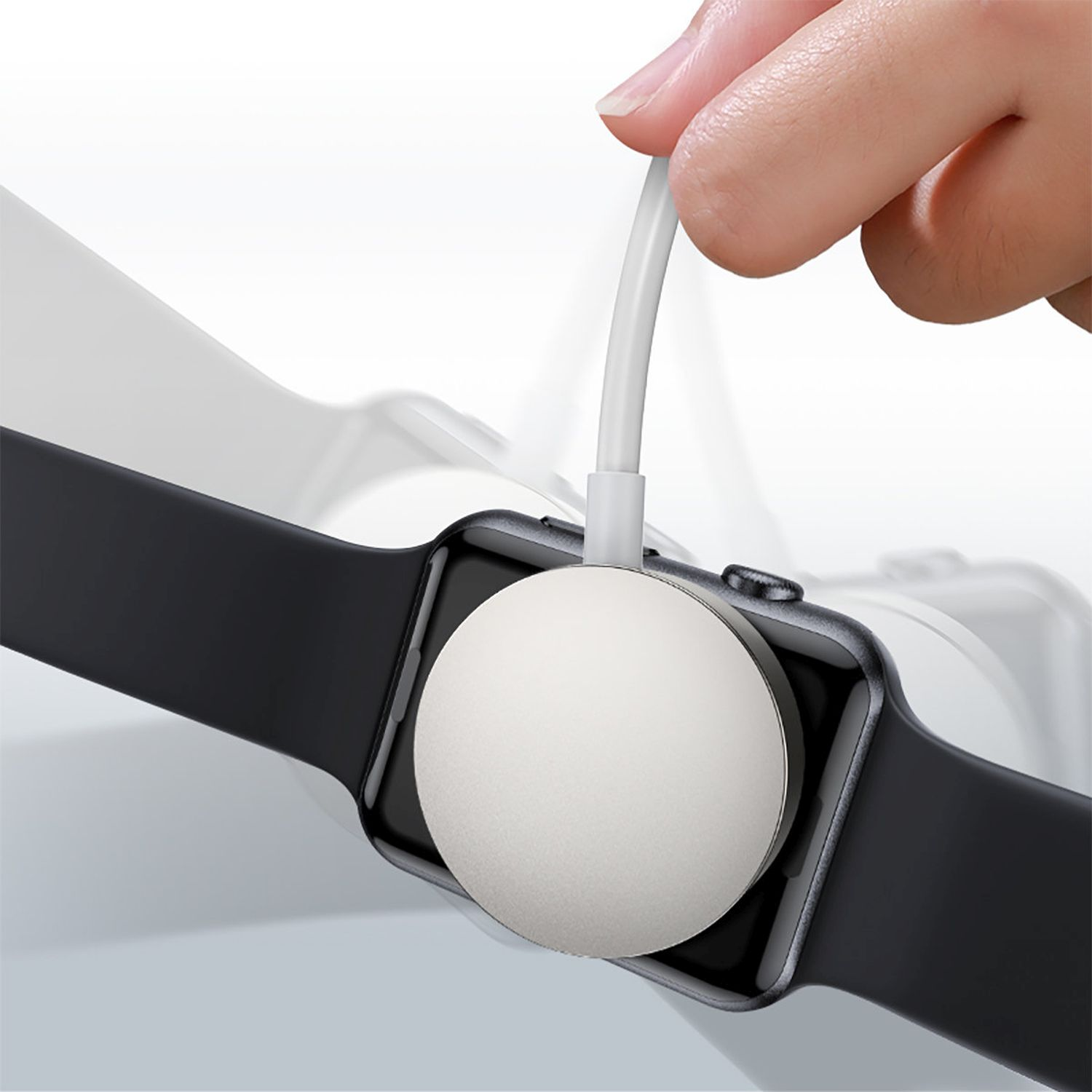 Hand, die ein weißes Ladekabel mit einer schwarzen Apple Watch auf einer weißen Ladestation verbindet.