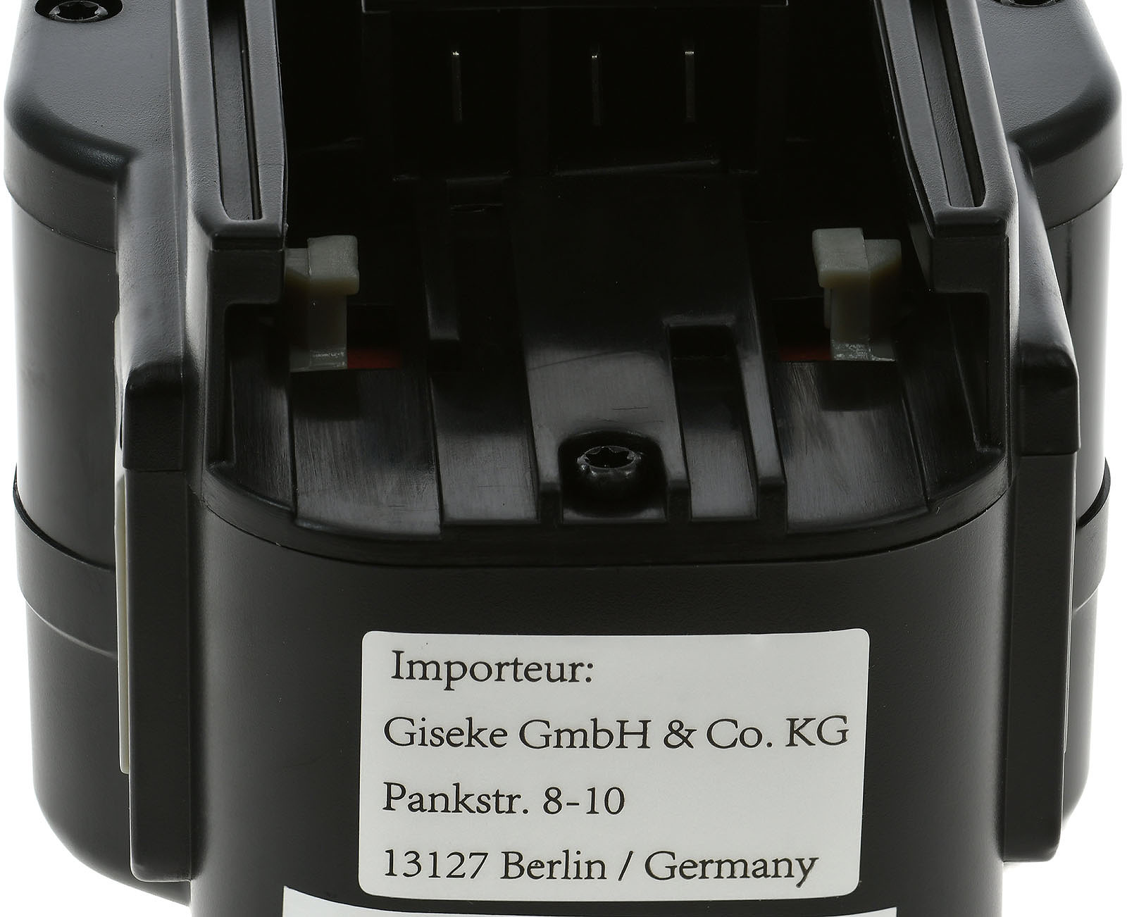 Schwarzer Elektrowerkzeug-Akku mit Etikett. Das Etikett hat Text: Giseke GmbH & Co. KG, Pankstr. 8-10, Berlin/Germany.