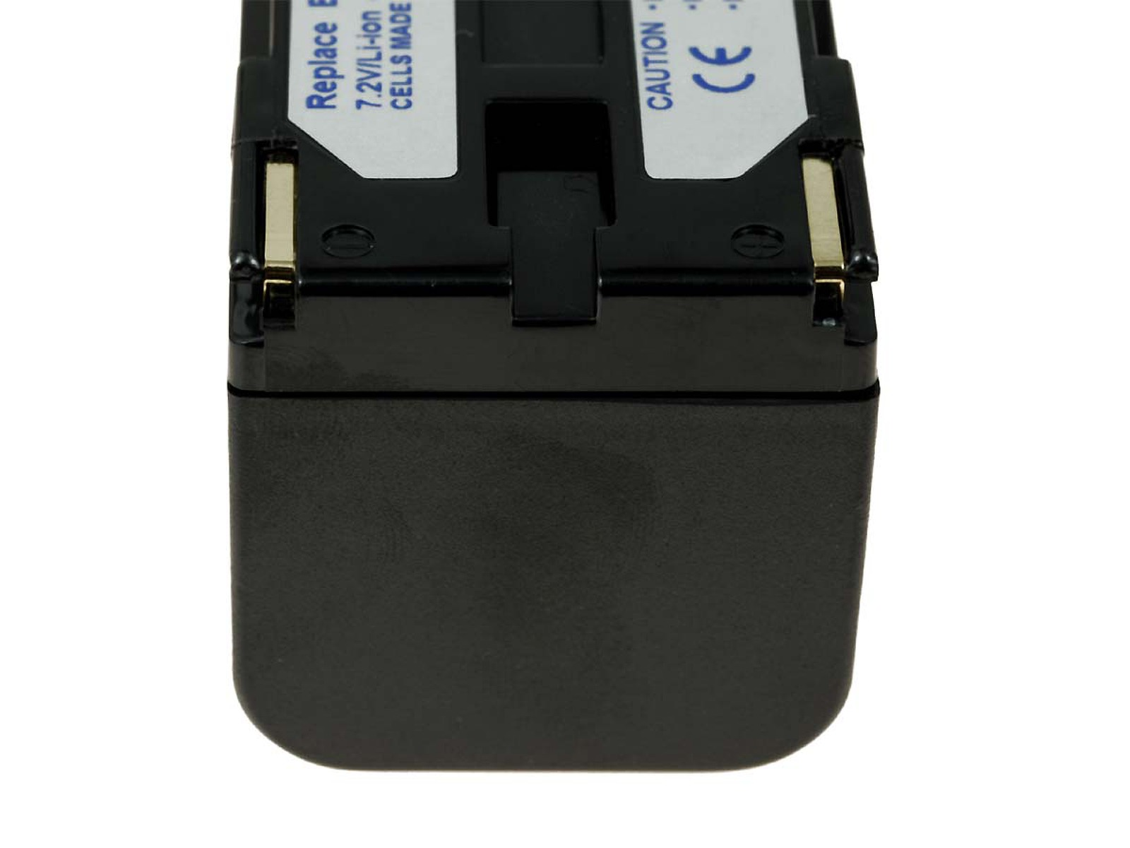 Primer plano del extremo de una batería negra para portátil. Tiene etiquetas, conectores y un cuerpo negro curvado.