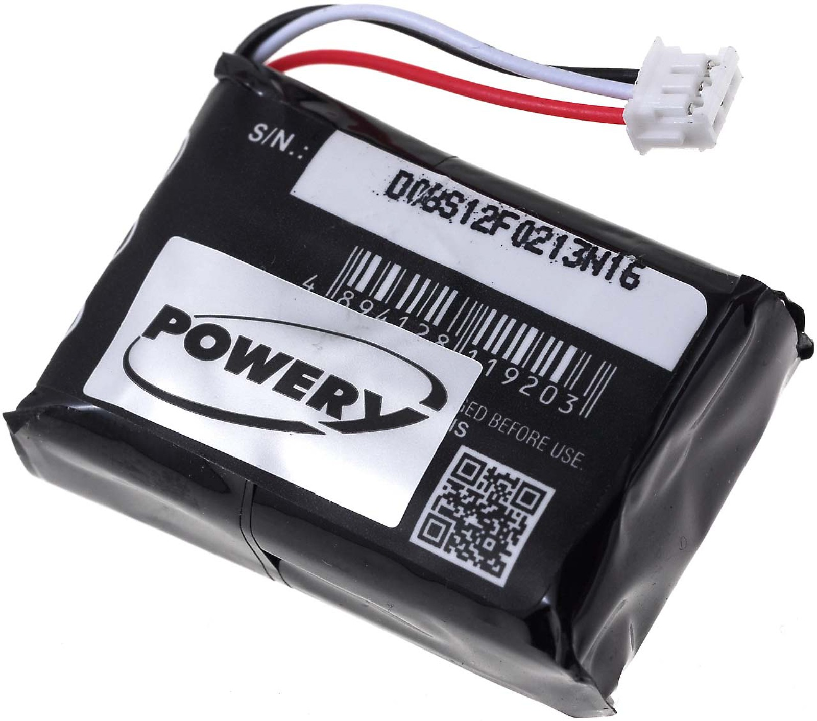 Una batería negra con una etiqueta blanca con texto y un código de barras, y un conector.